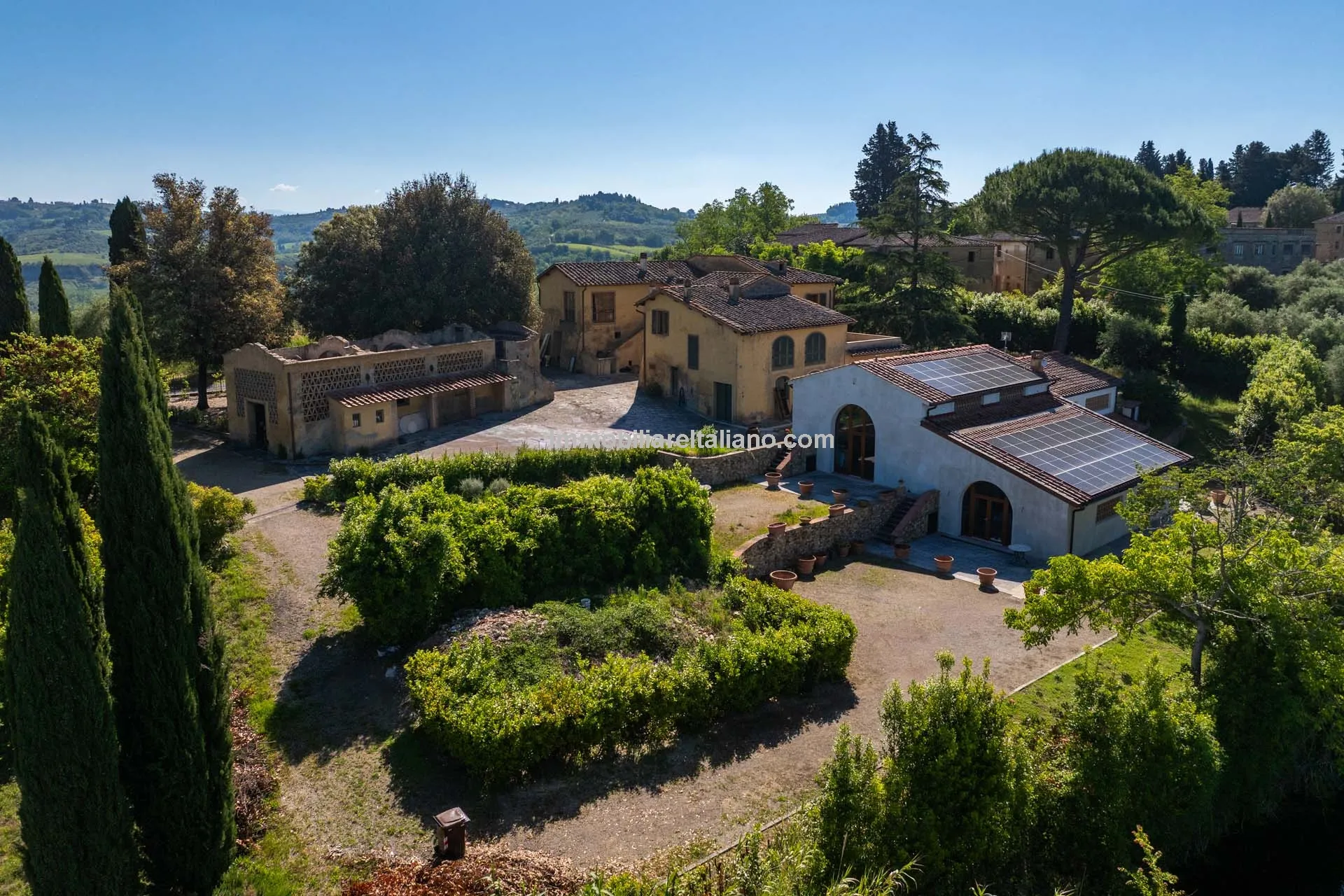 Spacious Tuscan Farmhouse with Restoration Potential in Chianti Hills - Image 3