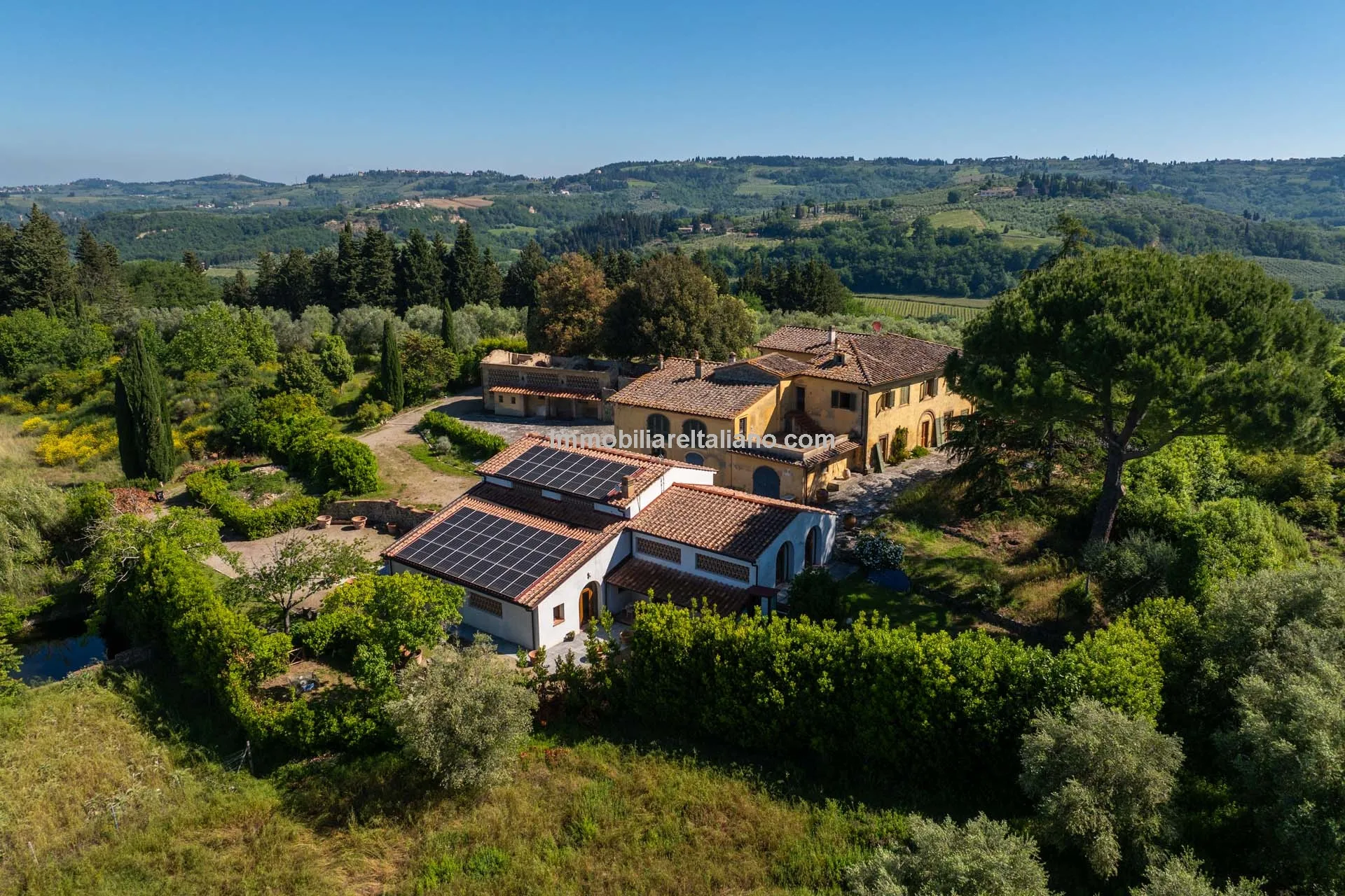 Spacious Tuscan Farmhouse with Restoration Potential in Chianti Hills - Image 4