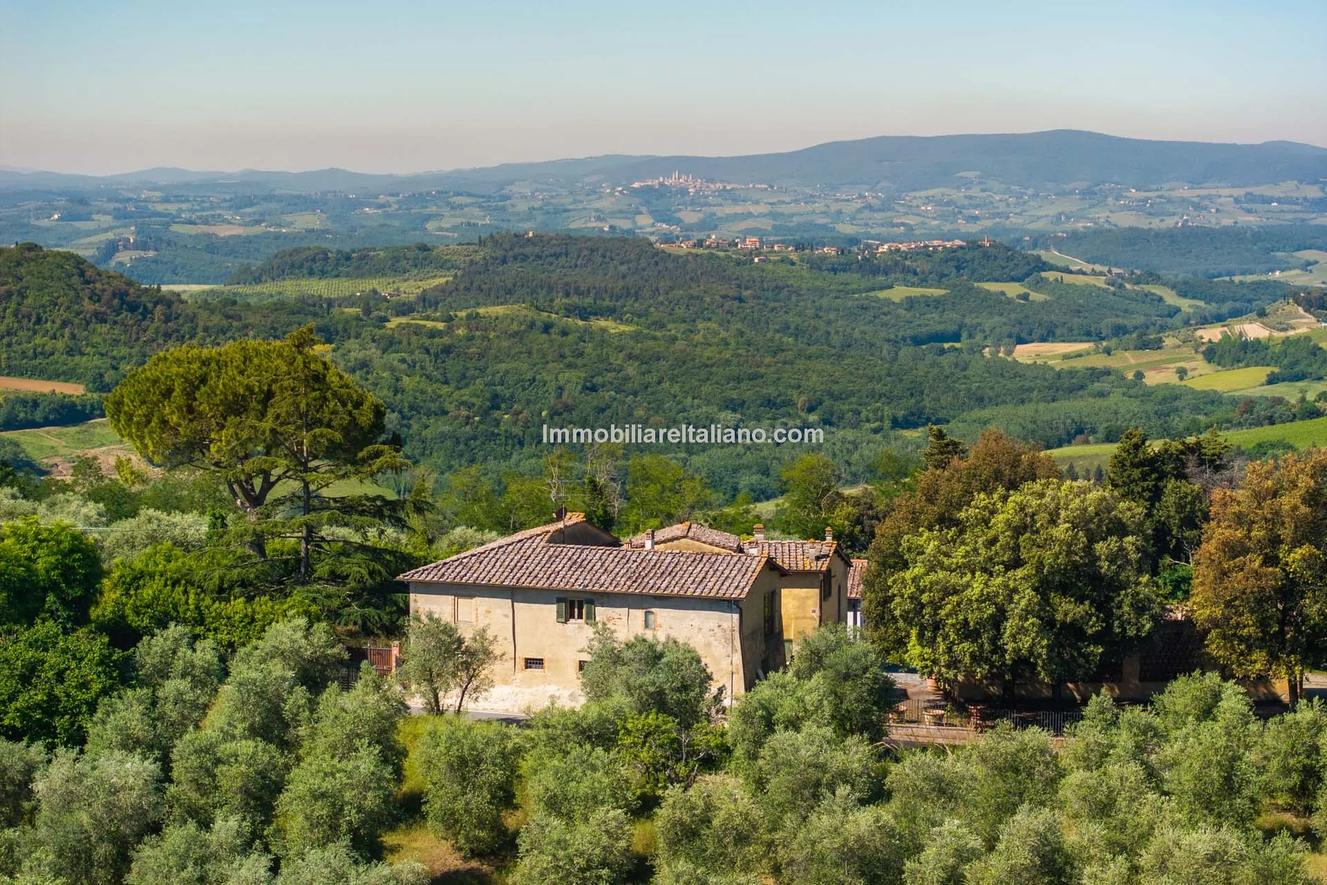 Spacious Tuscan Farmhouse with Restoration Potential in Chianti Hills - Image 5