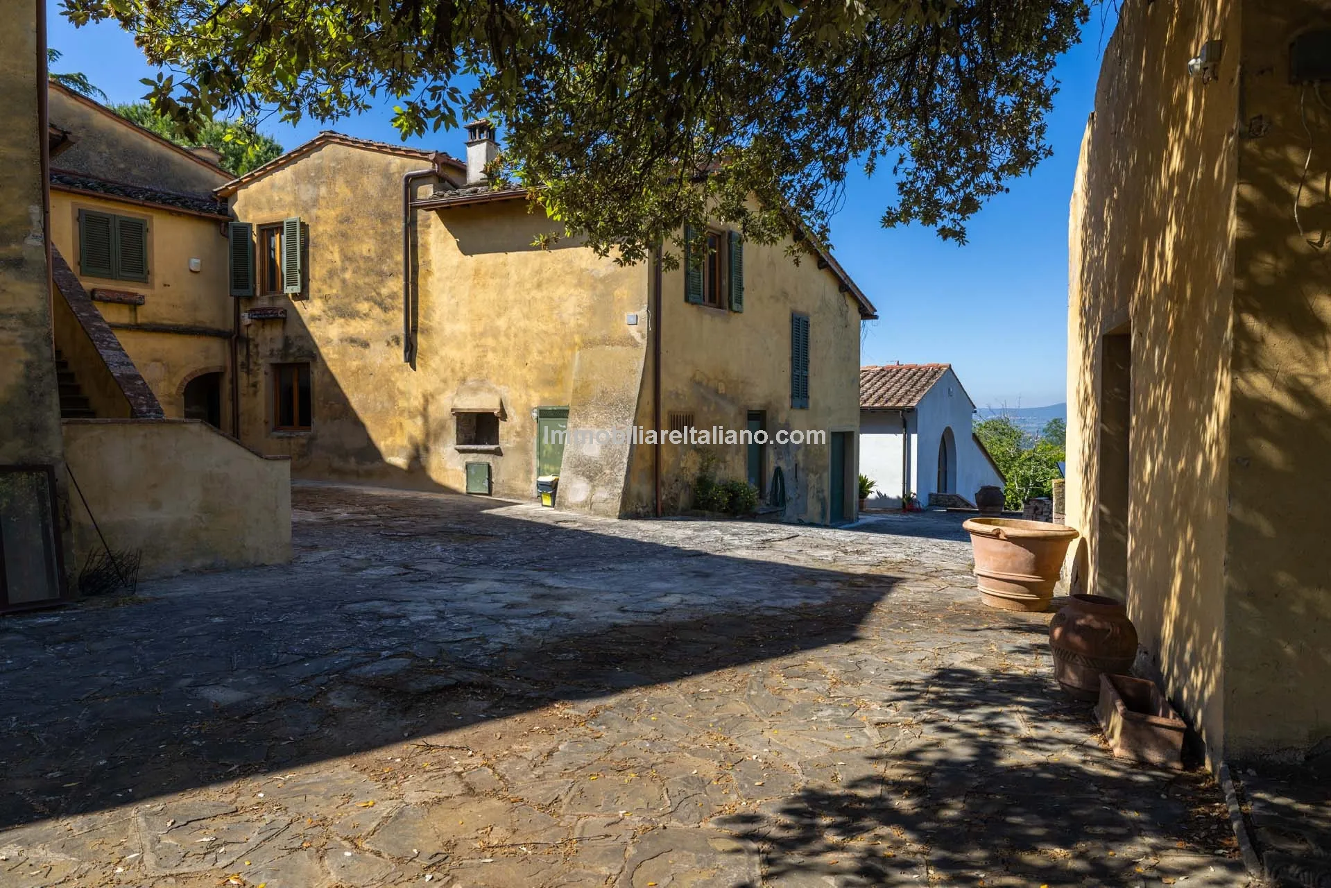 Spacious Tuscan Farmhouse with Restoration Potential in Chianti Hills - View image 6 of 44