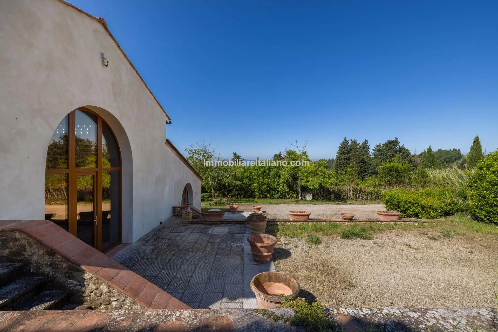 Spacious Tuscan Farmhouse with Restoration Potential in Chianti Hills - View image 7 of 44