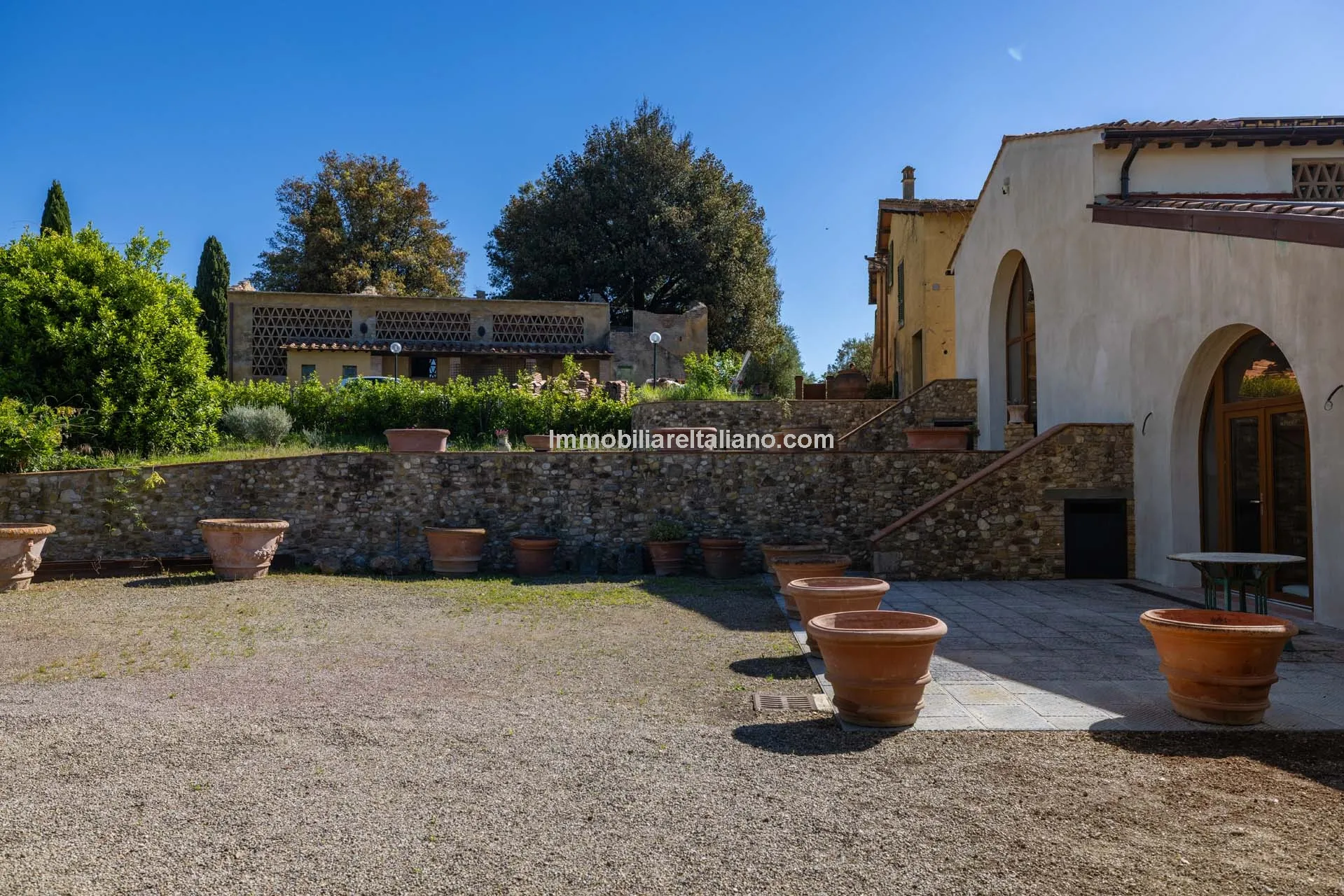 Spacious Tuscan Farmhouse with Restoration Potential in Chianti Hills - View image 8 of 44