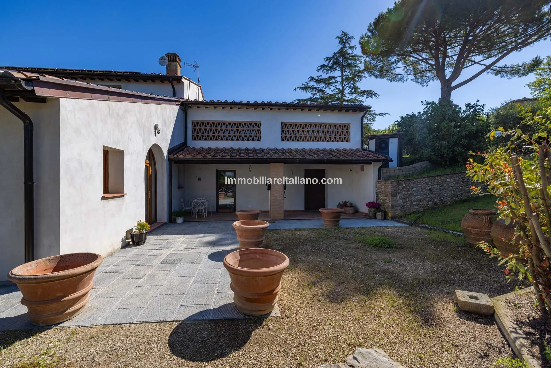Spacious Tuscan Farmhouse with Restoration Potential in Chianti Hills - View image 9 of 44