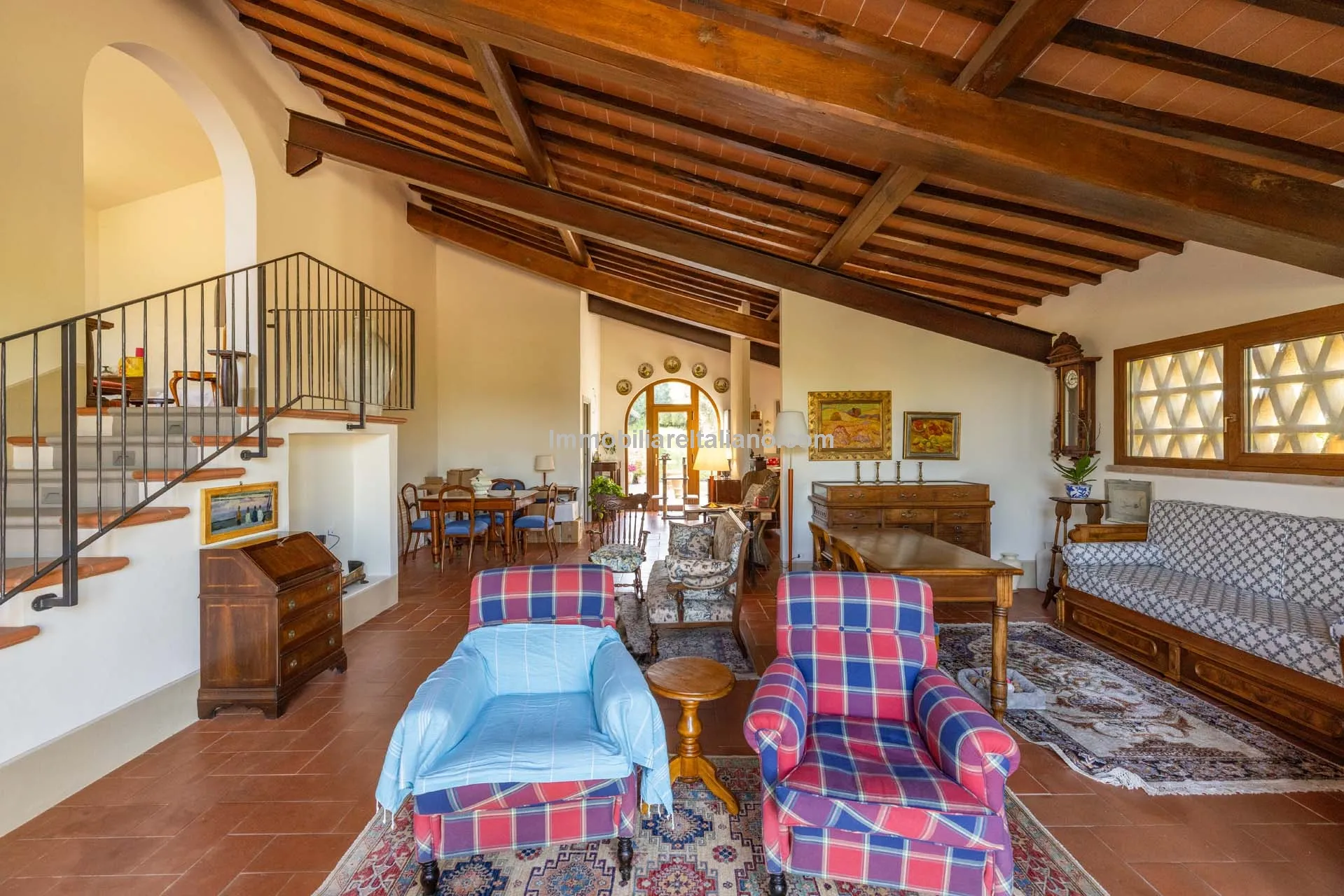 Spacious Tuscan Farmhouse with Restoration Potential in Chianti Hills - View image 10 of 44