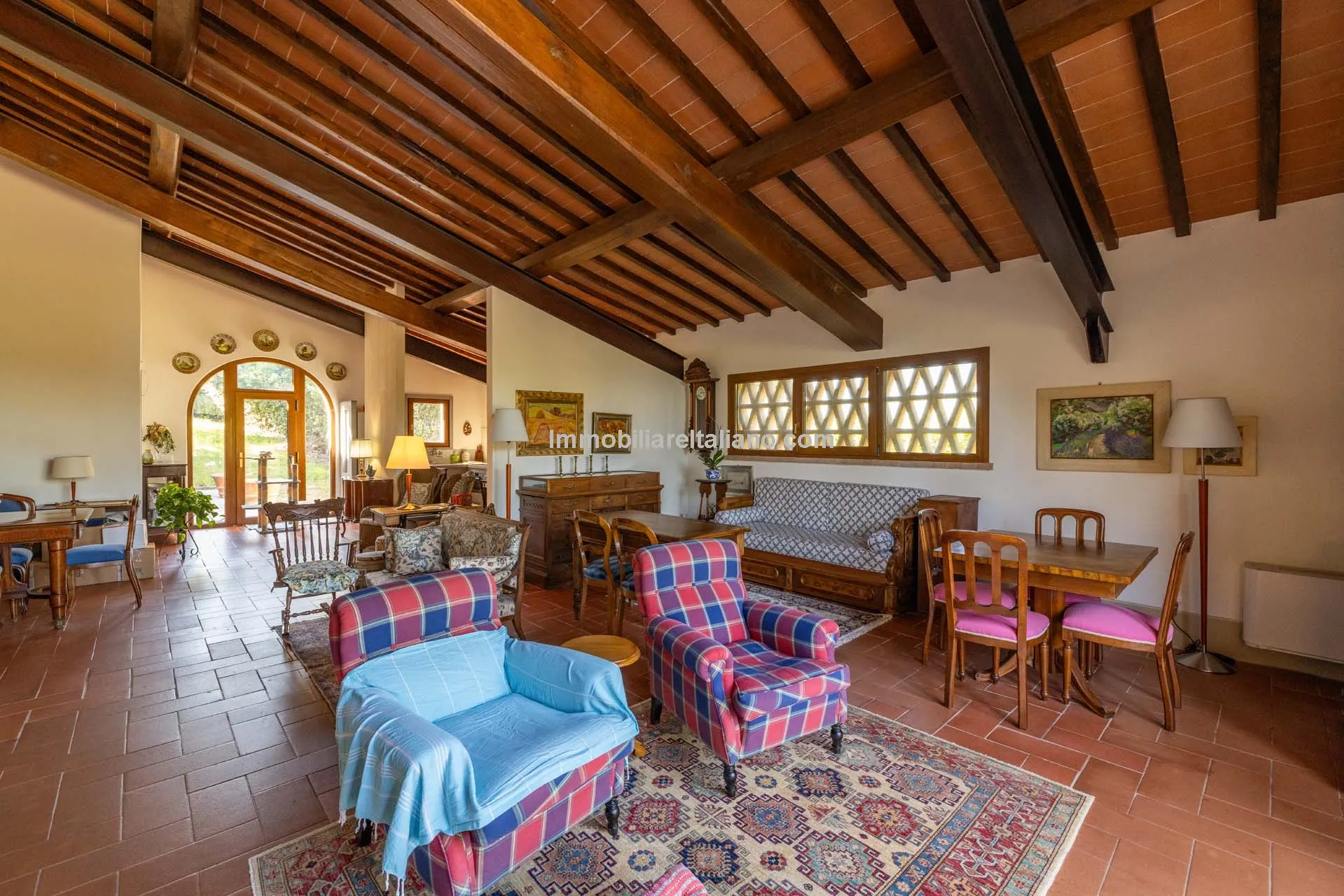 Spacious Tuscan Farmhouse with Restoration Potential in Chianti Hills - View image 12 of 44