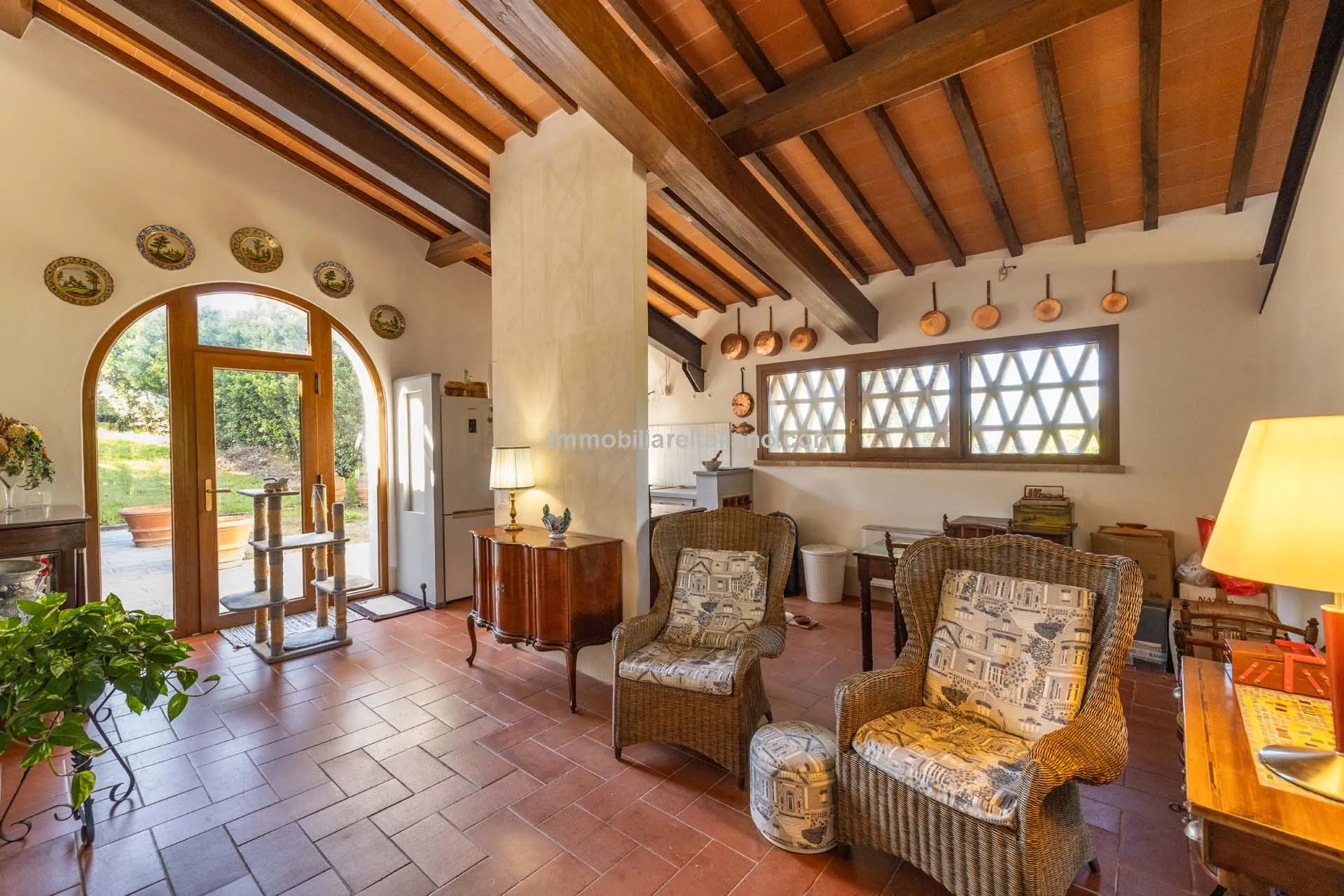 Spacious Tuscan Farmhouse with Restoration Potential in Chianti Hills - View image 14 of 44