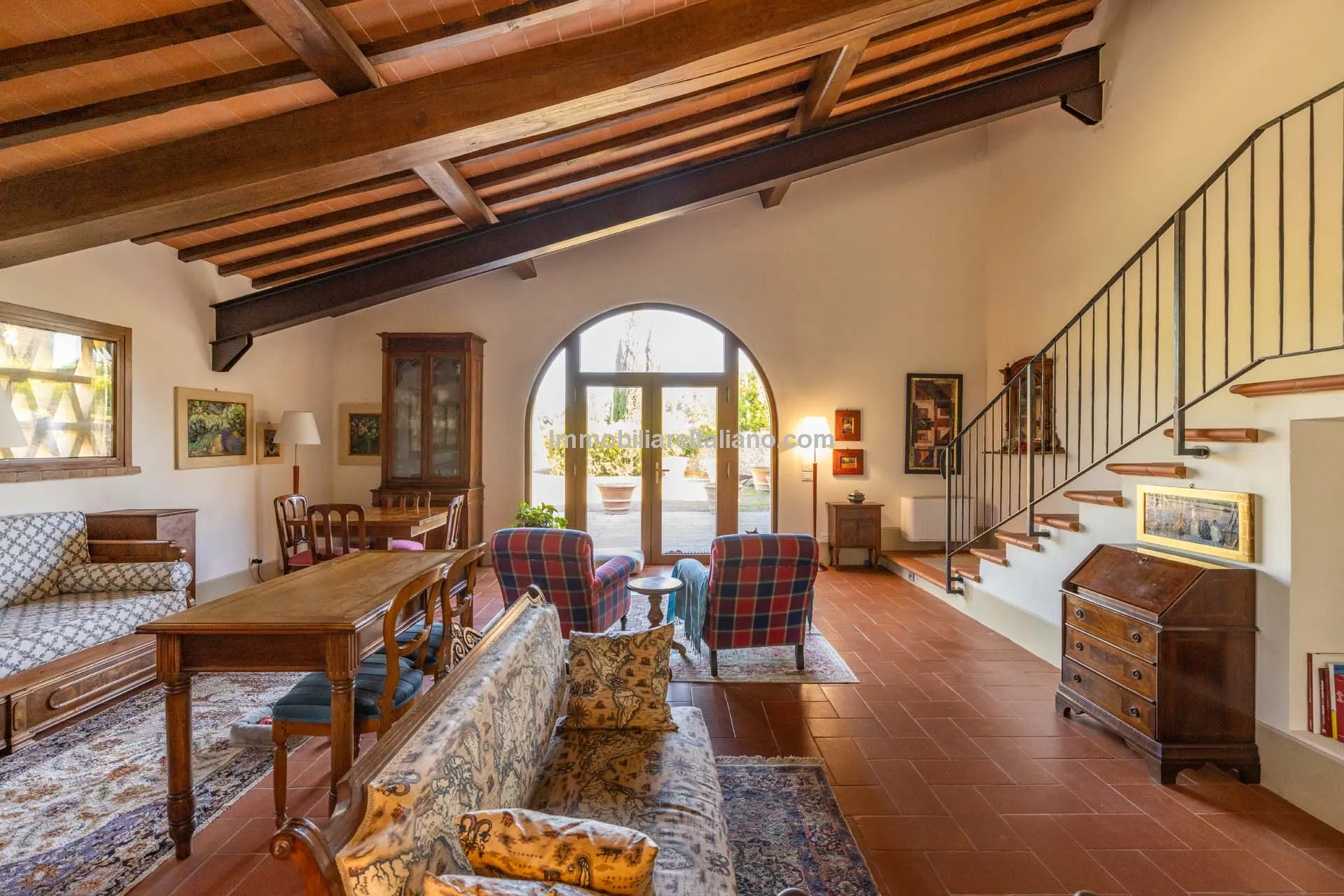 Spacious Tuscan Farmhouse with Restoration Potential in Chianti Hills - View image 16 of 44