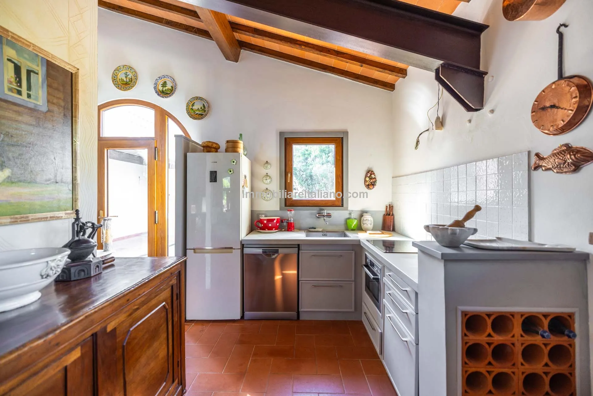 Spacious Tuscan Farmhouse with Restoration Potential in Chianti Hills - View image 17 of 44