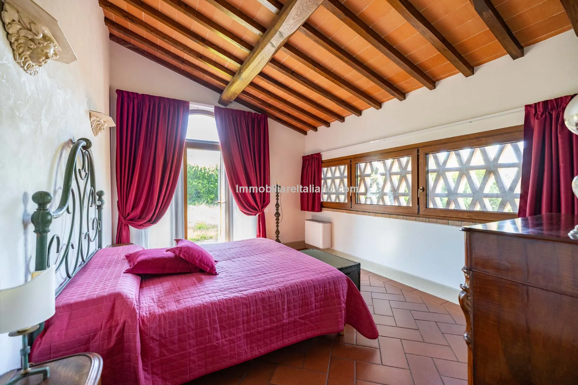 Spacious Tuscan Farmhouse with Restoration Potential in Chianti Hills - View image 18 of 44