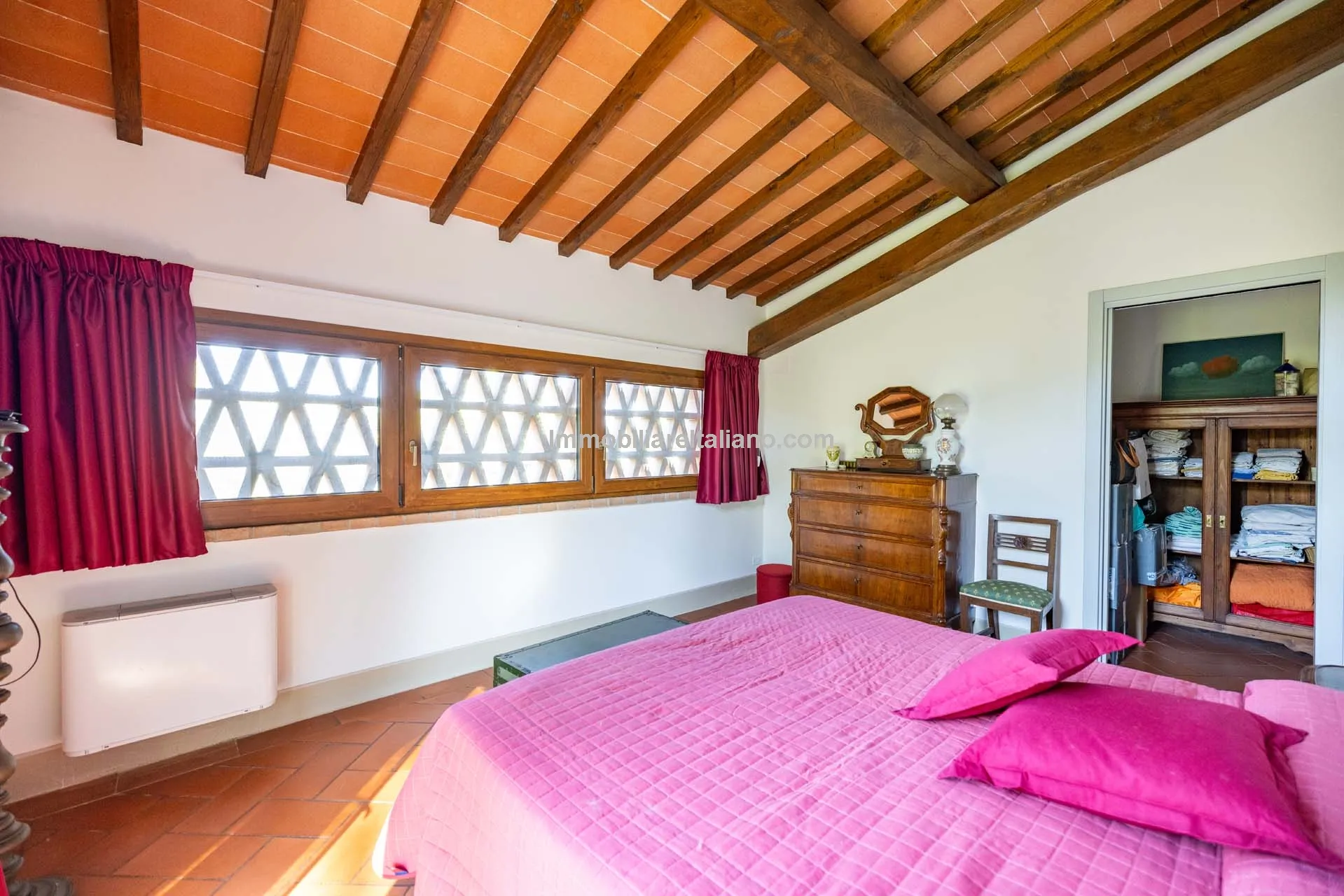 Spacious Tuscan Farmhouse with Restoration Potential in Chianti Hills - View image 19 of 44