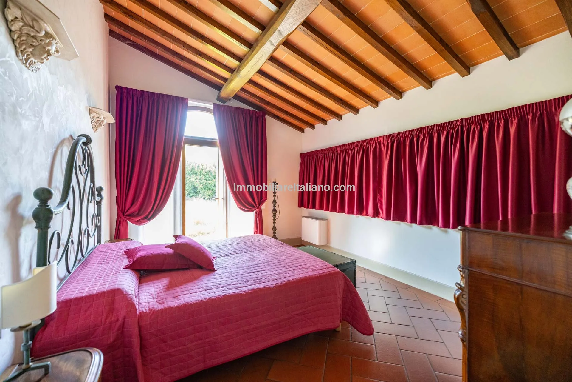 Spacious Tuscan Farmhouse with Restoration Potential in Chianti Hills - View image 20 of 44