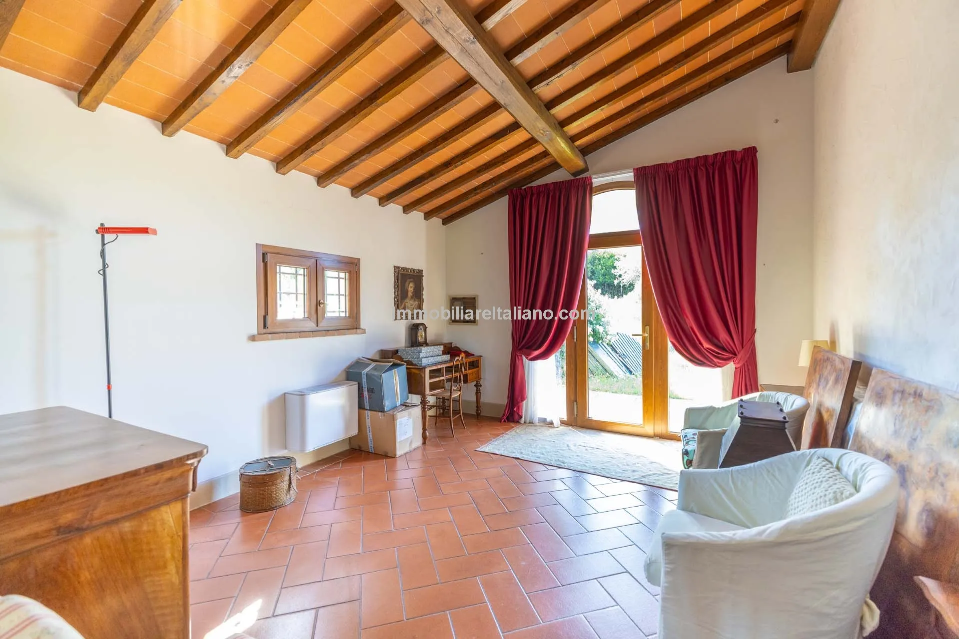 Spacious Tuscan Farmhouse with Restoration Potential in Chianti Hills - View image 21 of 44