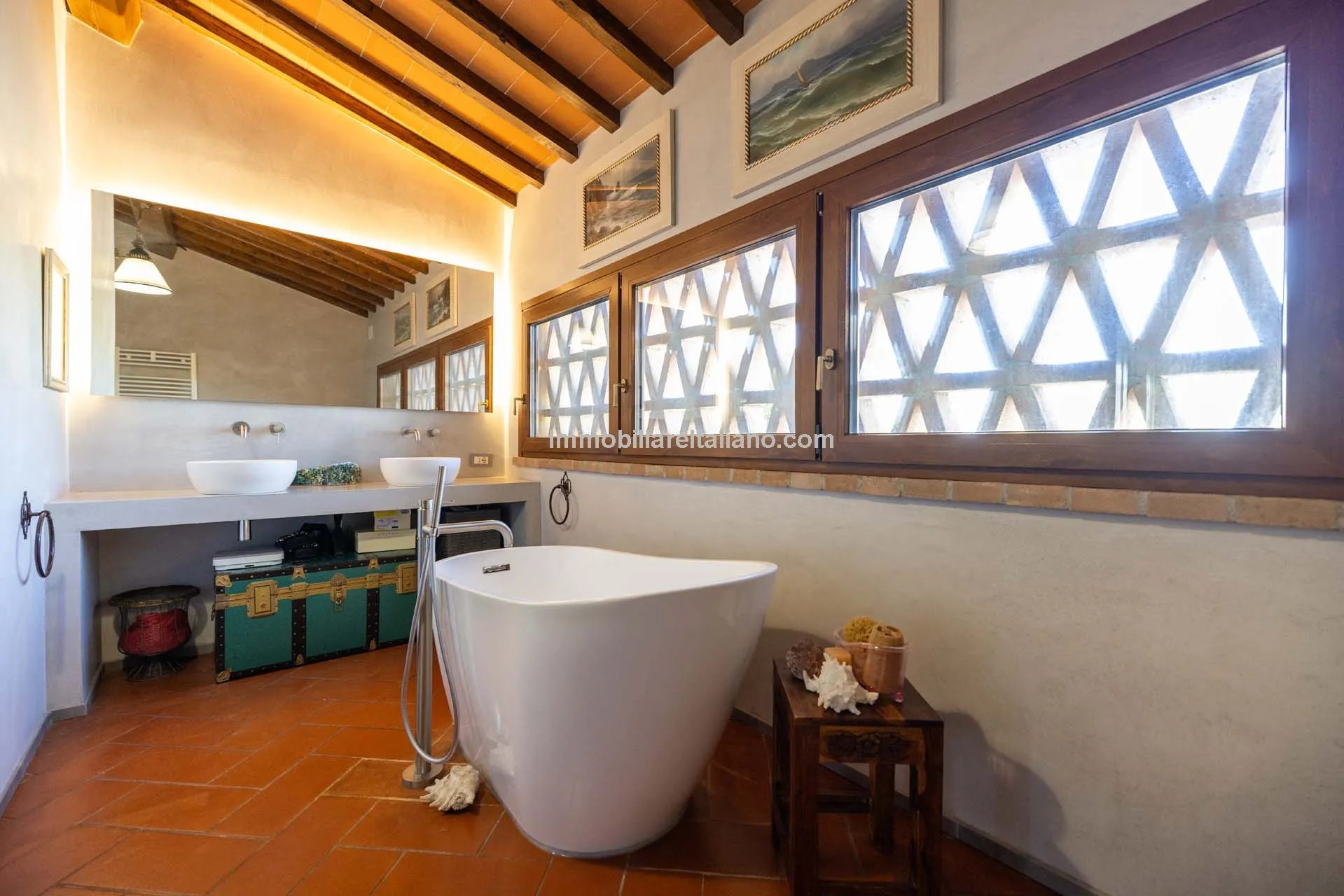 Spacious Tuscan Farmhouse with Restoration Potential in Chianti Hills - View image 22 of 44