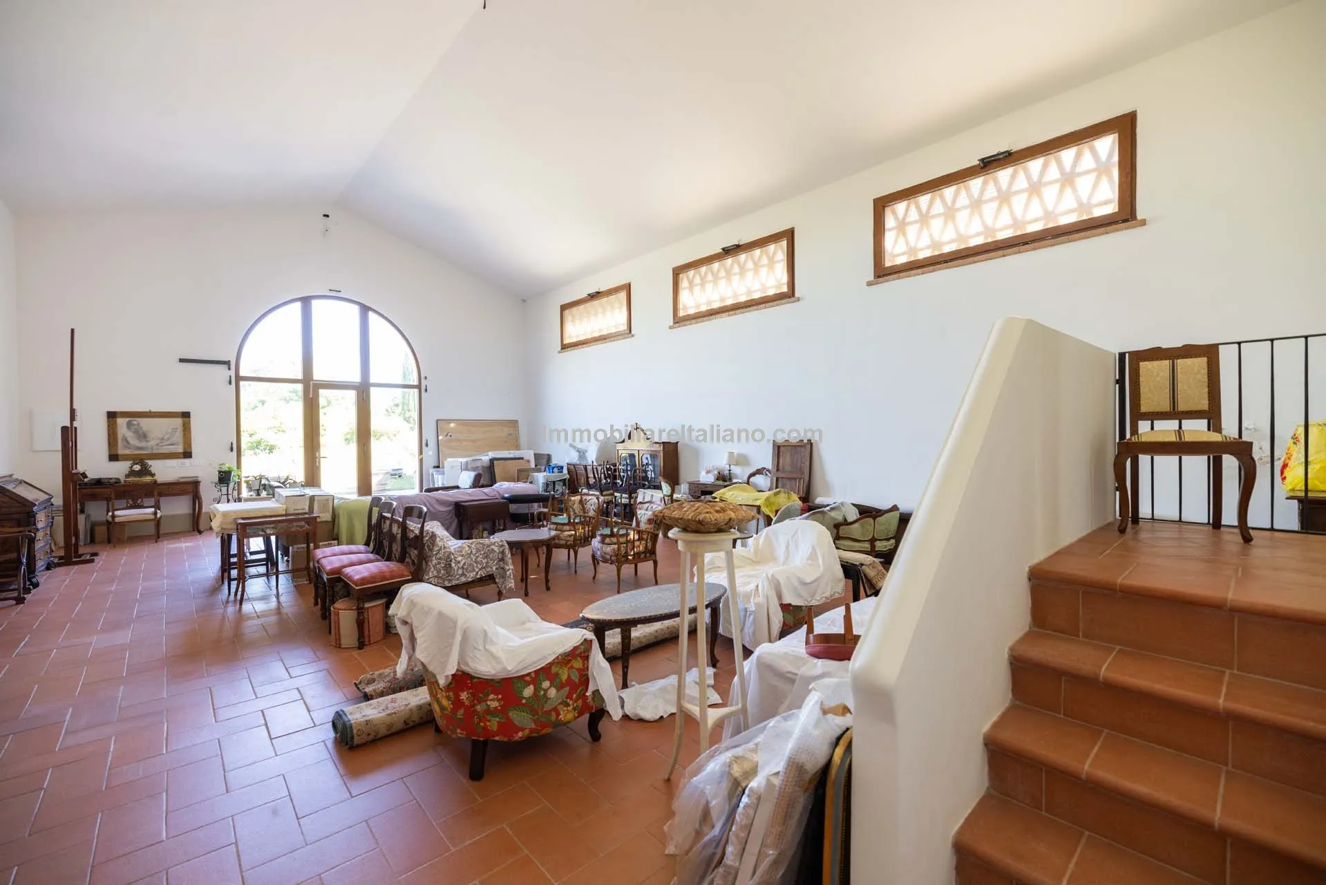 Spacious Tuscan Farmhouse with Restoration Potential in Chianti Hills - View image 24 of 44