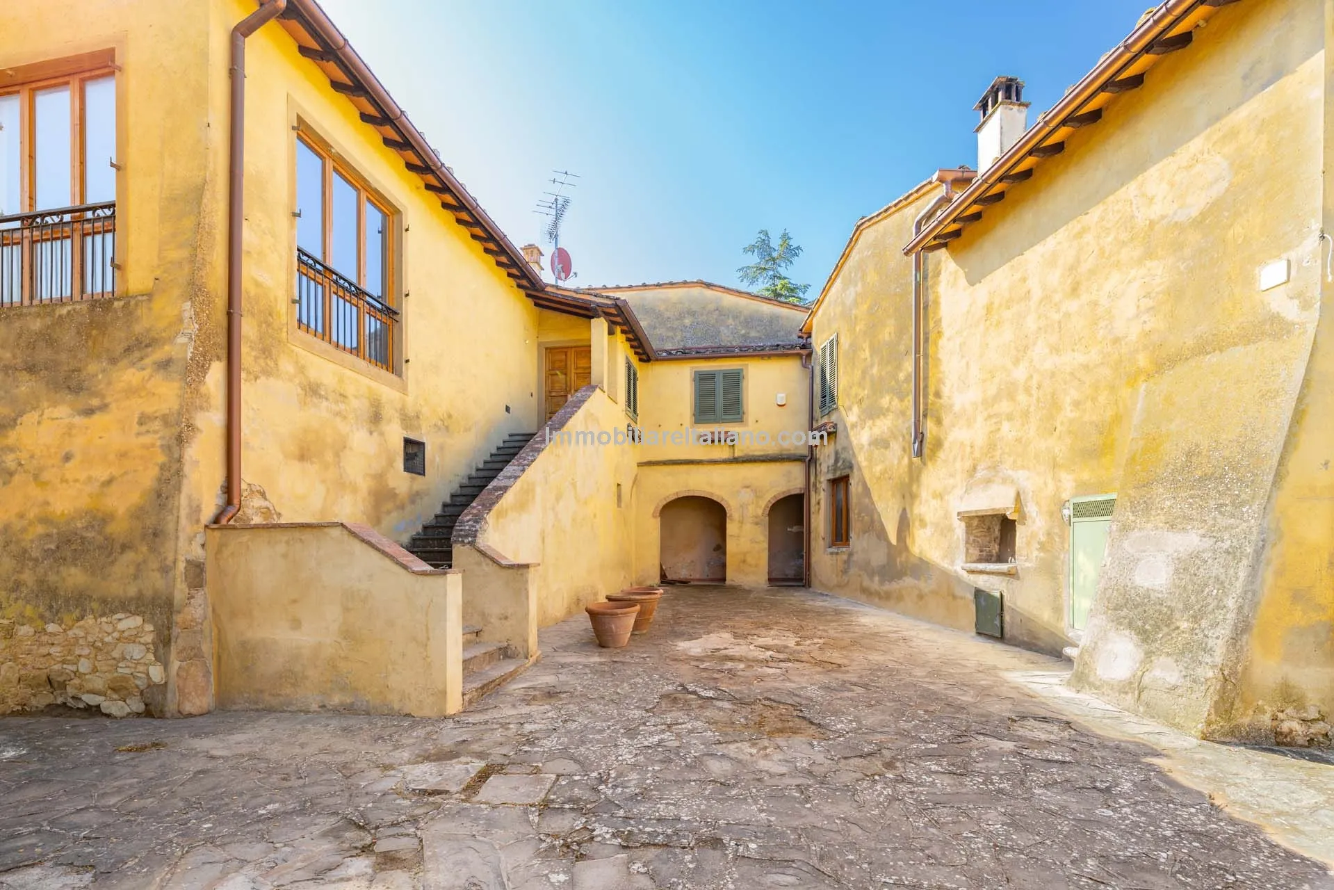 Spacious Tuscan Farmhouse with Restoration Potential in Chianti Hills - View image 27 of 44