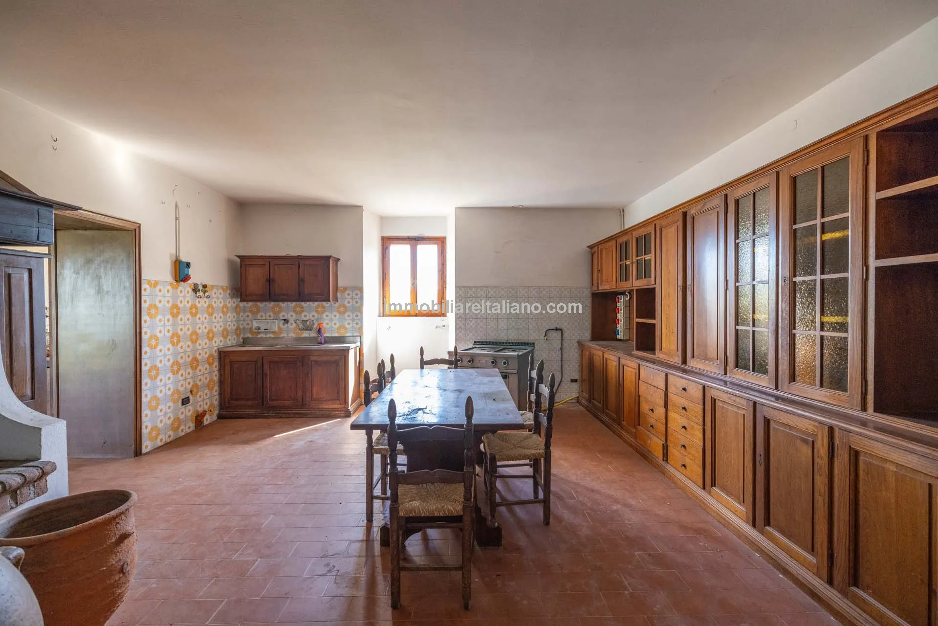 Spacious Tuscan Farmhouse with Restoration Potential in Chianti Hills - View image 28 of 44