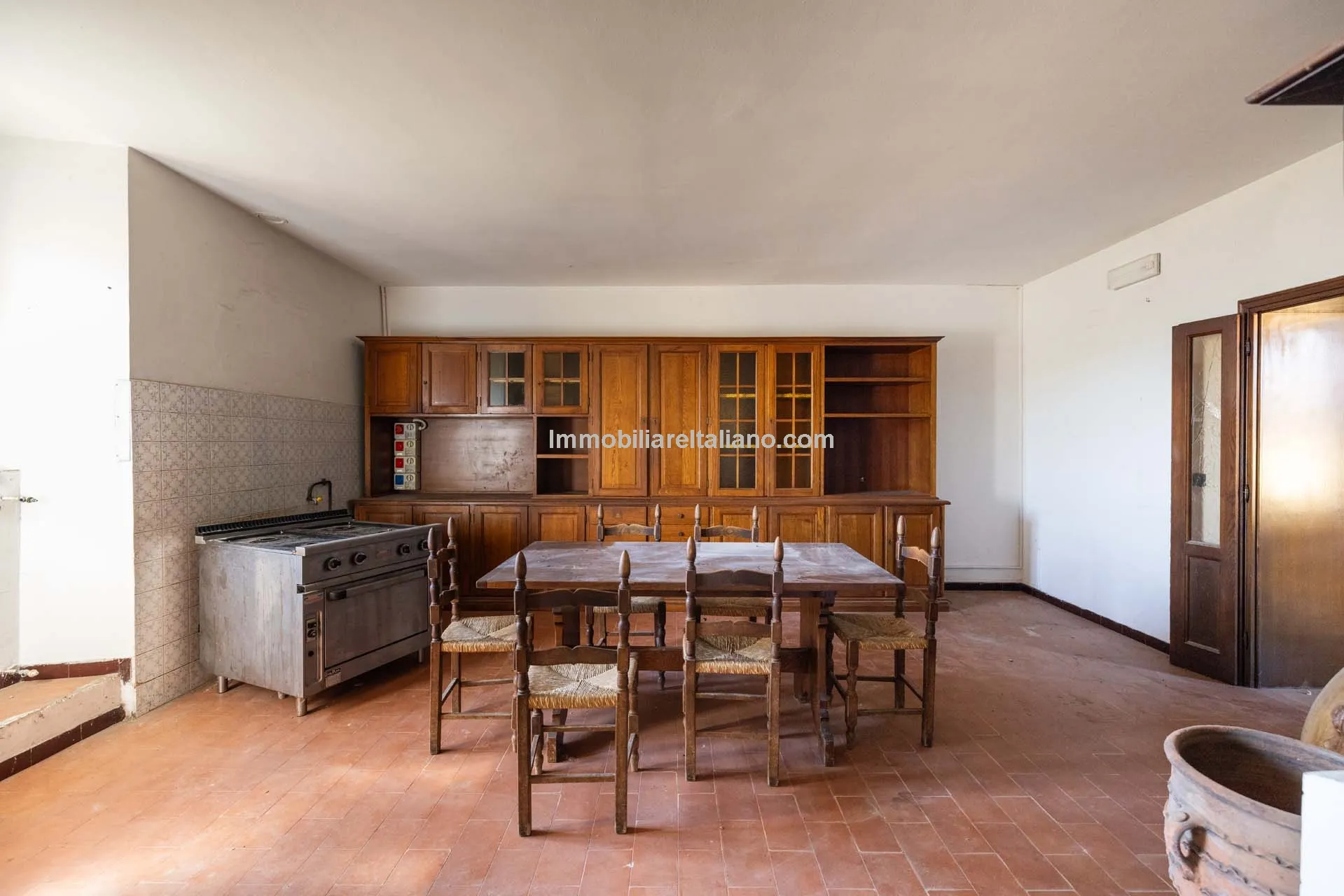 Spacious Tuscan Farmhouse with Restoration Potential in Chianti Hills - View image 29 of 44