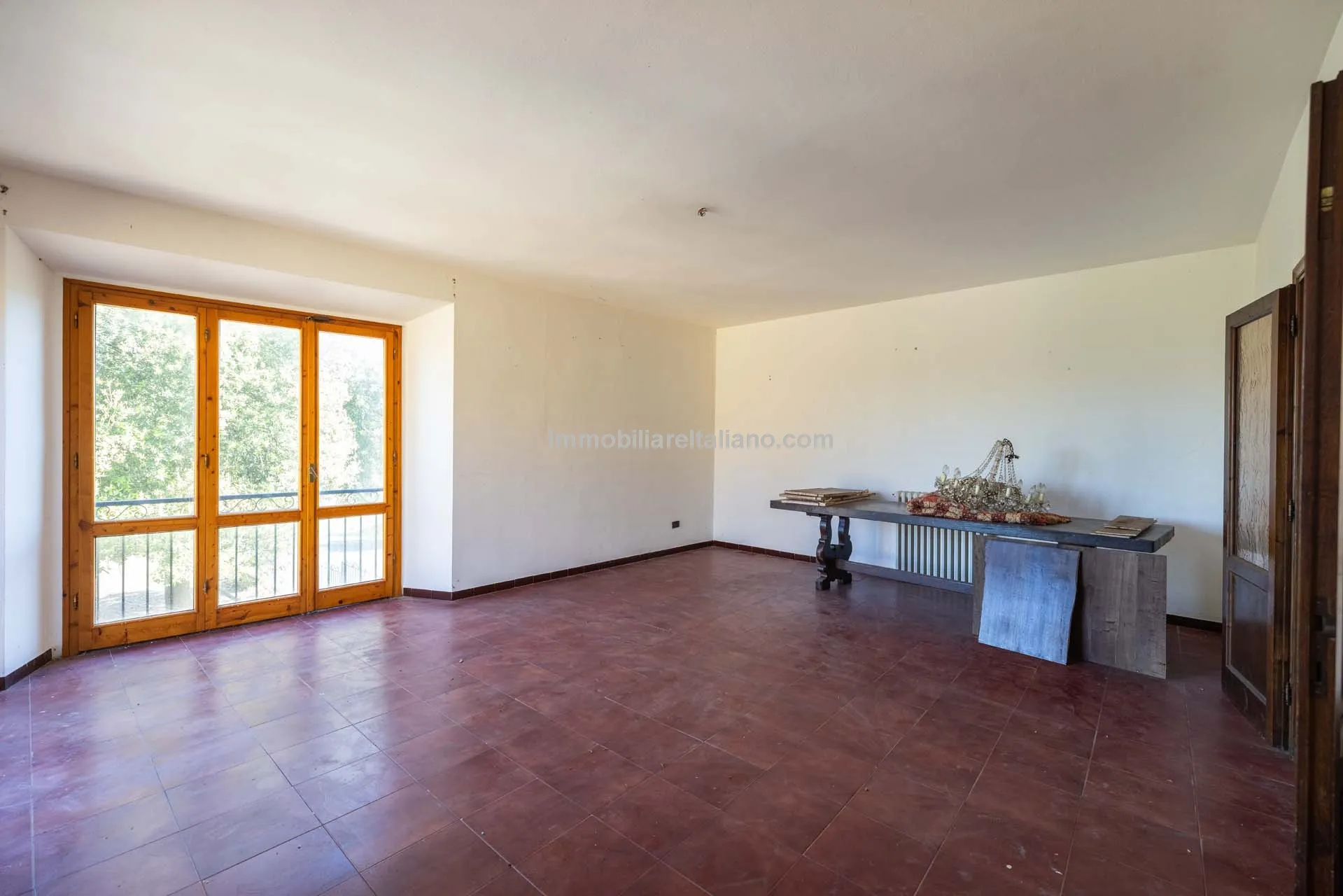 Spacious Tuscan Farmhouse with Restoration Potential in Chianti Hills - View image 30 of 44
