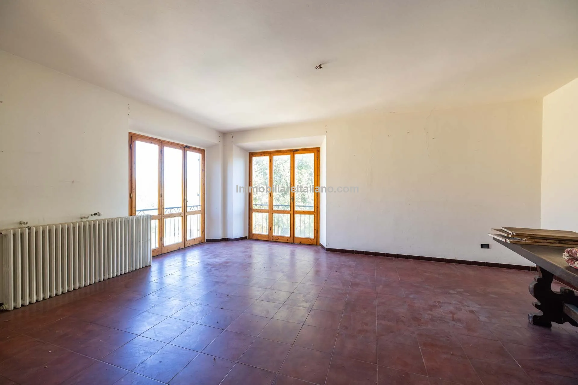 Spacious Tuscan Farmhouse with Restoration Potential in Chianti Hills - View image 32 of 44