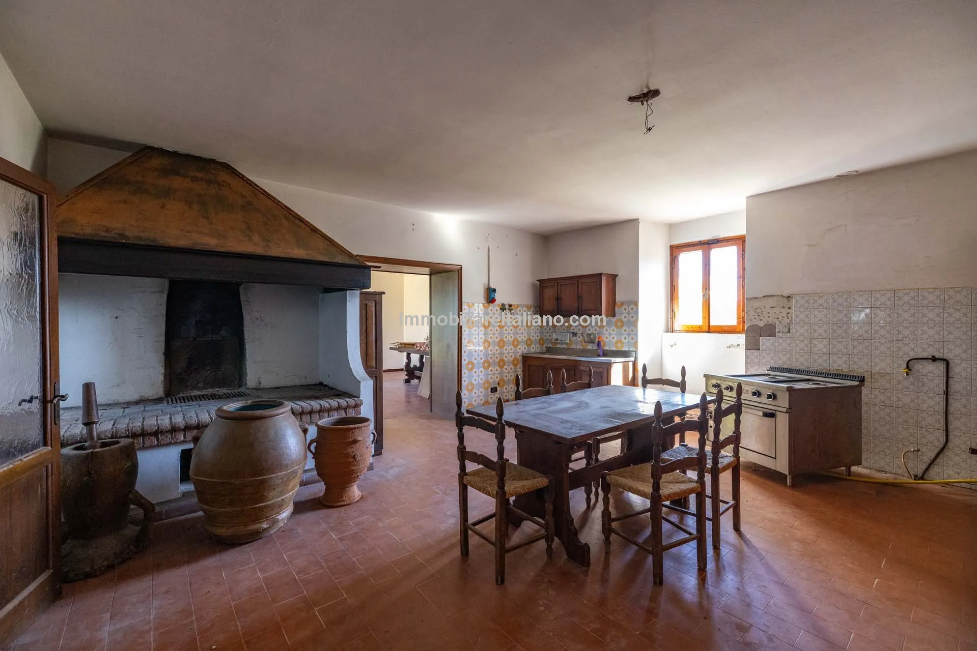 Spacious Tuscan Farmhouse with Restoration Potential in Chianti Hills - View image 33 of 44