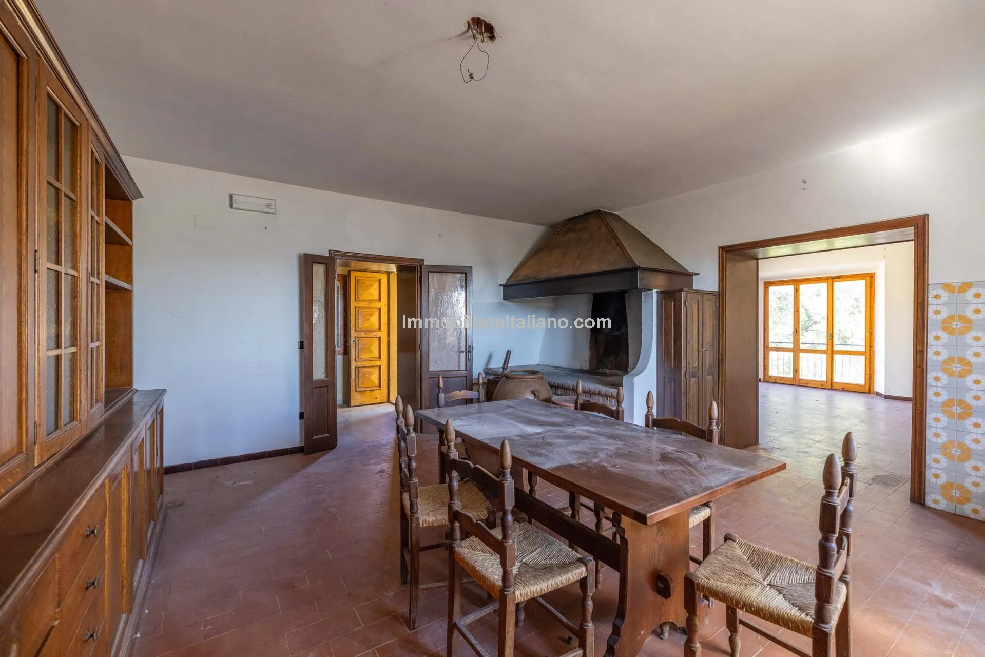 Spacious Tuscan Farmhouse with Restoration Potential in Chianti Hills - View image 34 of 44