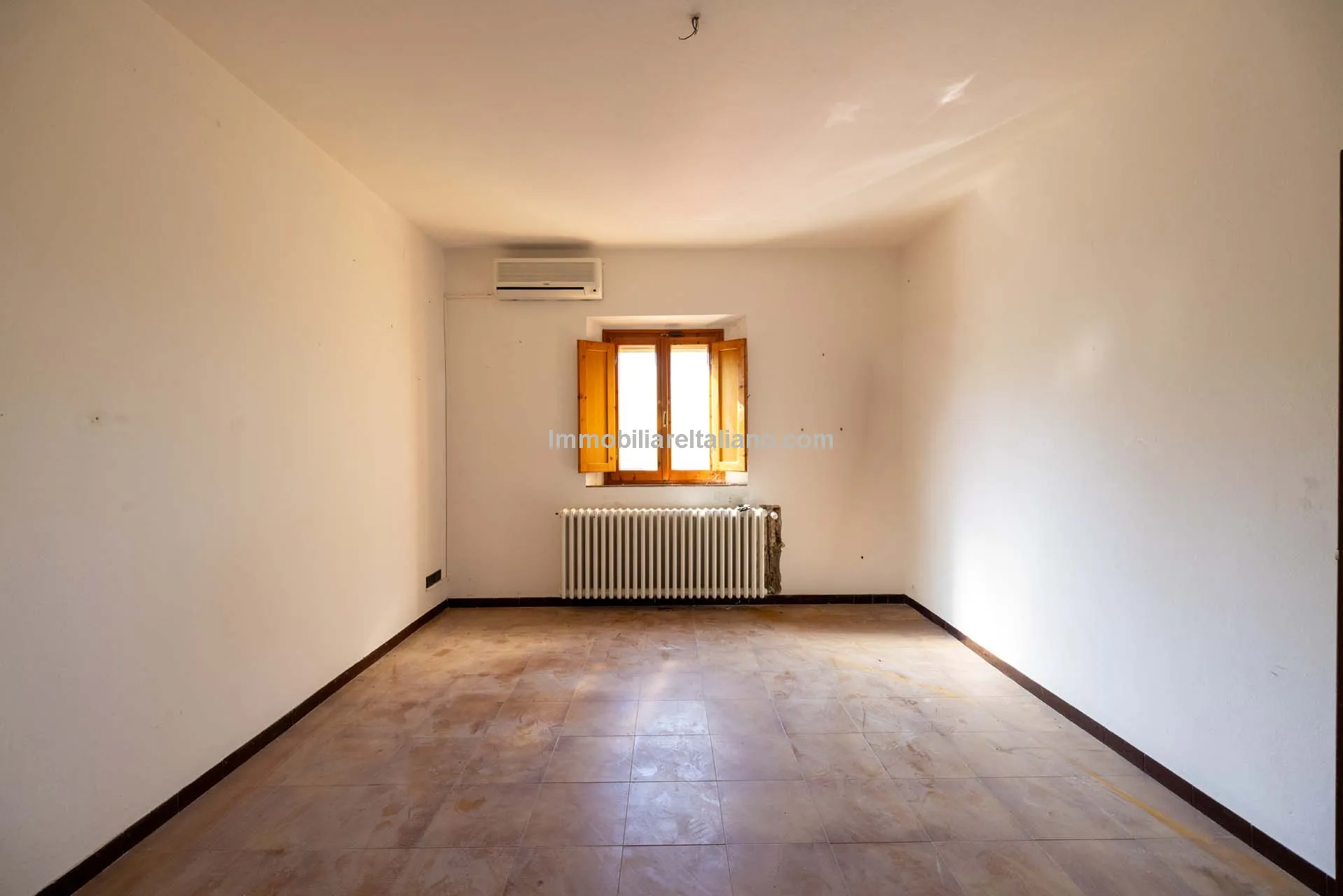 Spacious Tuscan Farmhouse with Restoration Potential in Chianti Hills - View image 35 of 44