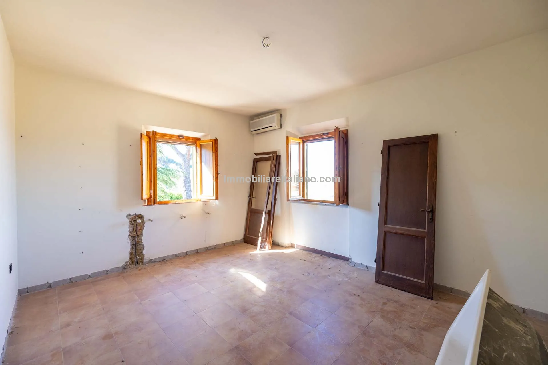 Spacious Tuscan Farmhouse with Restoration Potential in Chianti Hills - View image 36 of 44