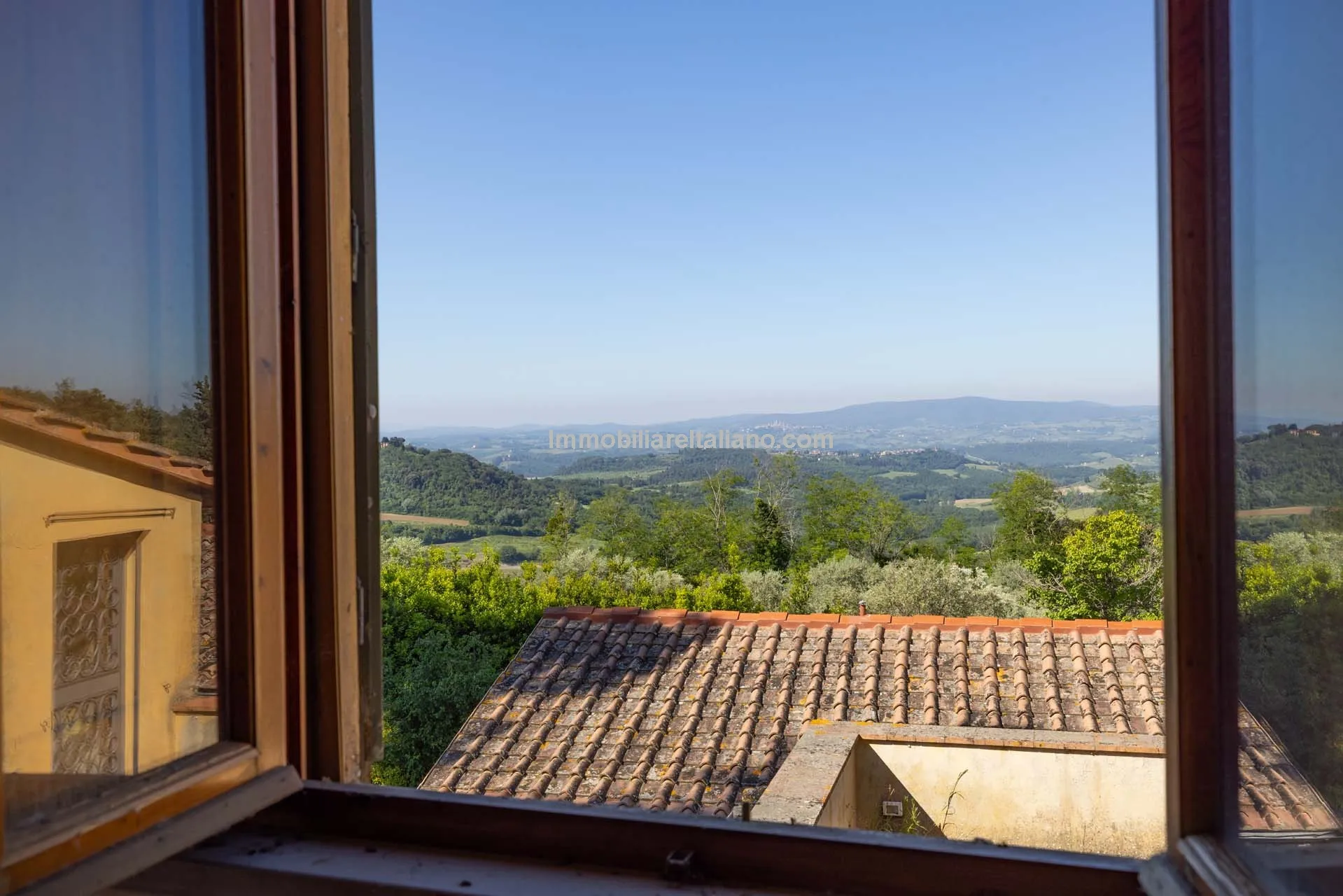 Spacious Tuscan Farmhouse with Restoration Potential in Chianti Hills - View image 37 of 44