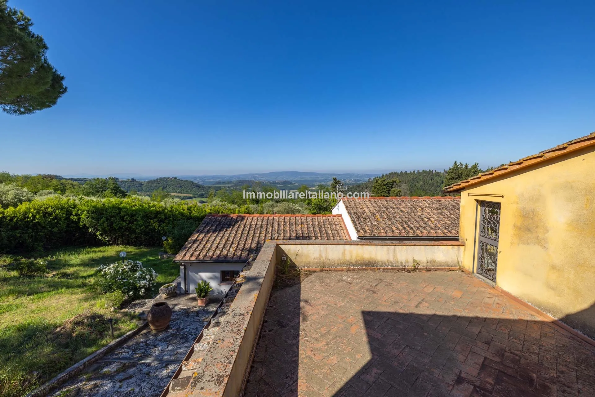 Spacious Tuscan Farmhouse with Restoration Potential in Chianti Hills - View image 38 of 44