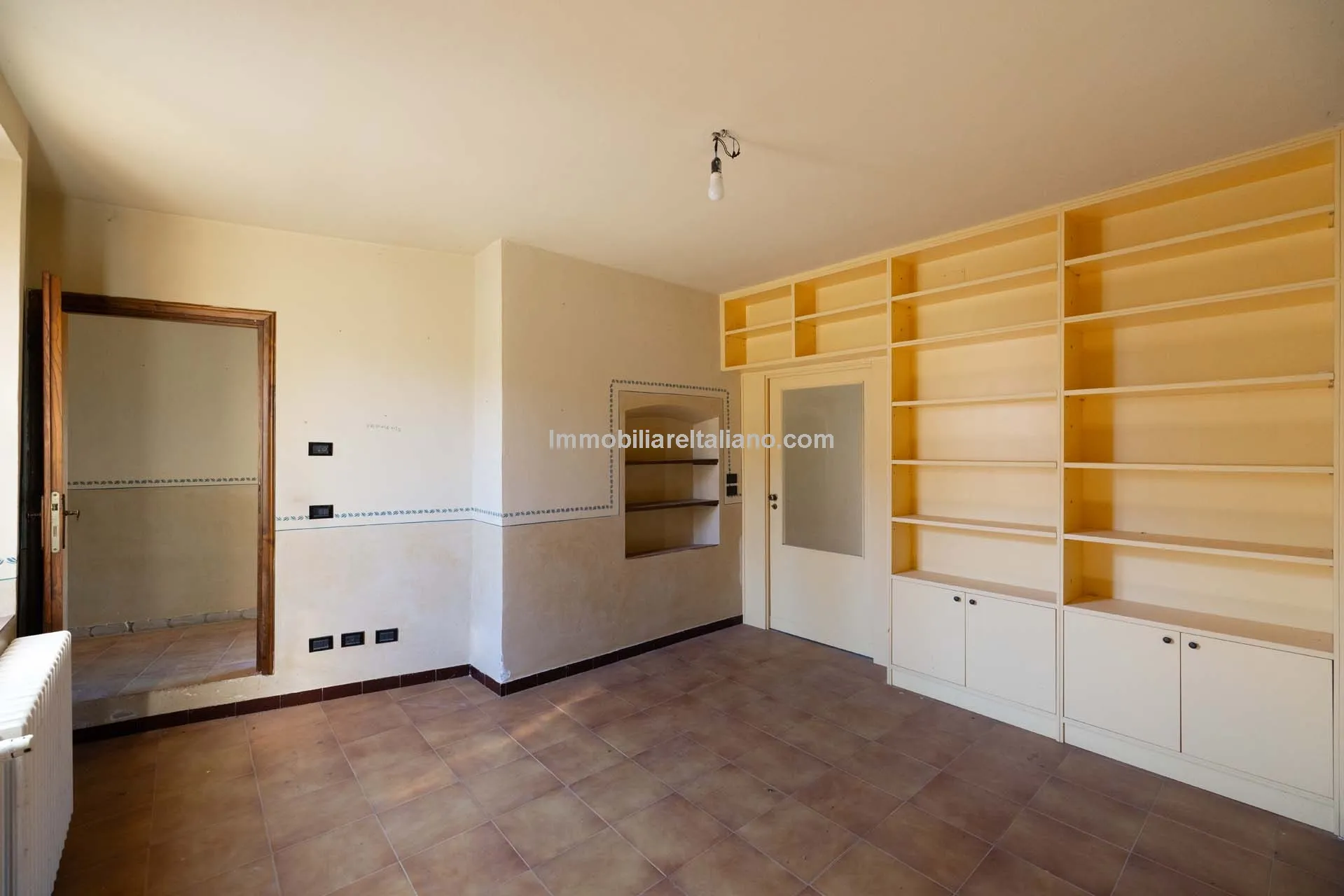 Spacious Tuscan Farmhouse with Restoration Potential in Chianti Hills - View image 39 of 44