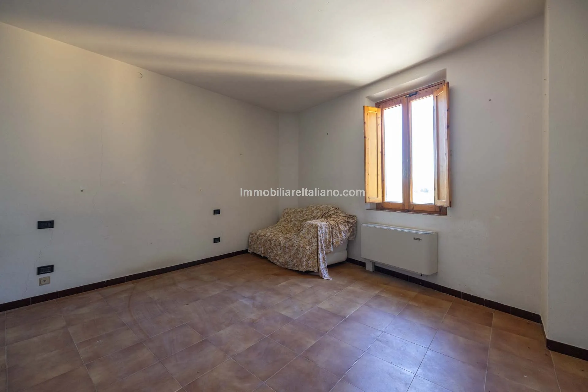 Spacious Tuscan Farmhouse with Restoration Potential in Chianti Hills - View image 40 of 44