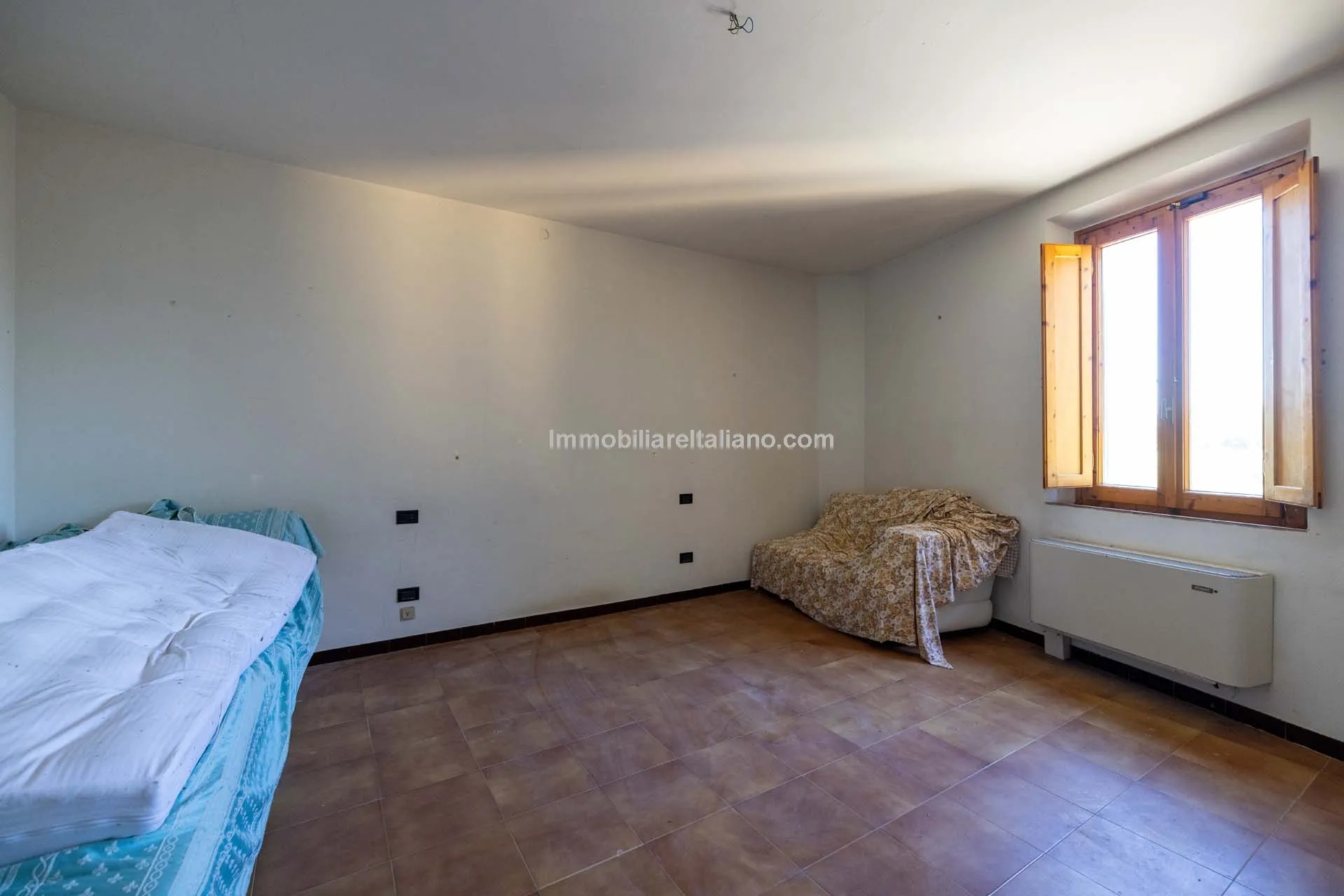 Spacious Tuscan Farmhouse with Restoration Potential in Chianti Hills - View image 41 of 44