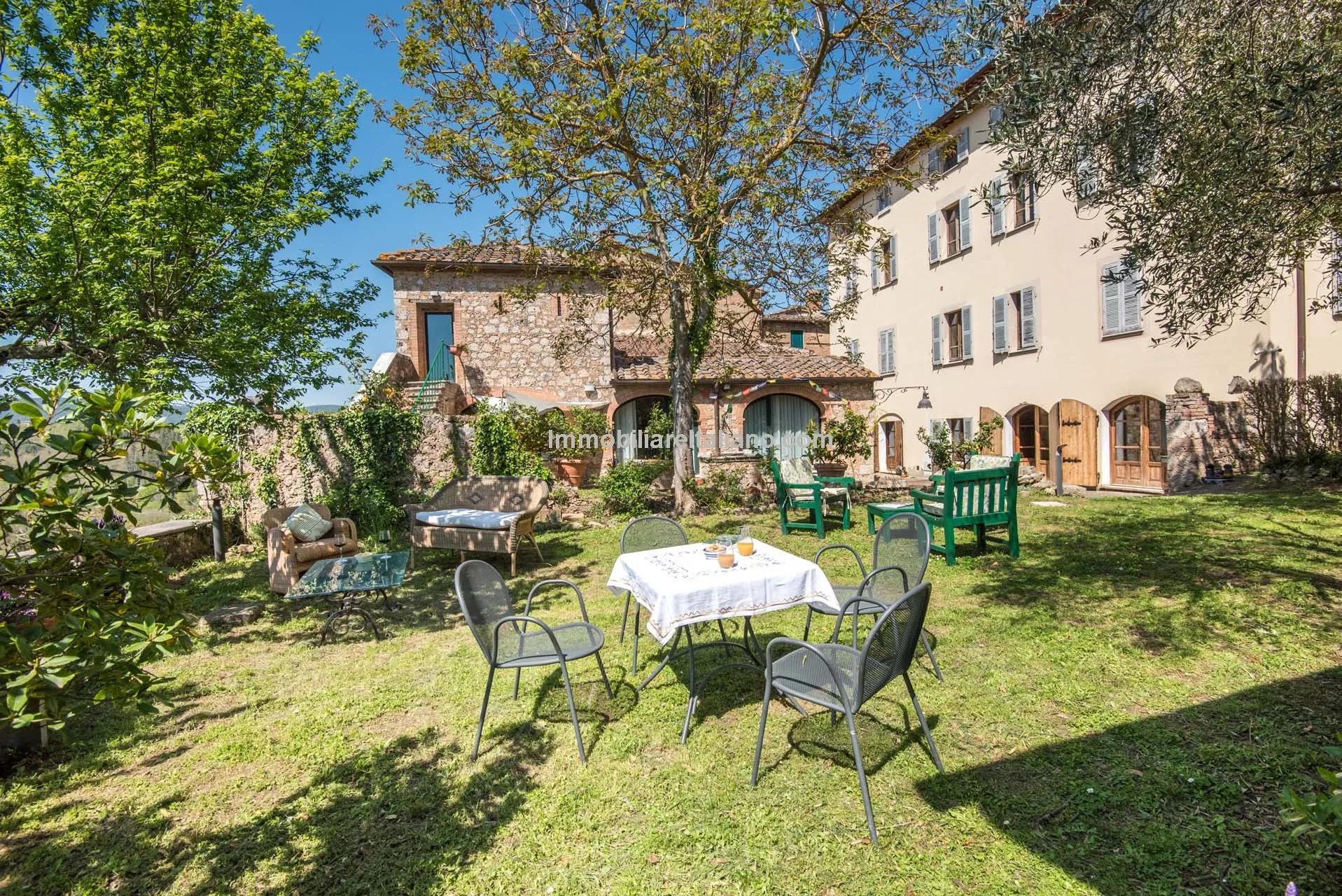 Ruime villa met 12 slaapkamers, tuin en terras in de buurt van Siena - Image 1