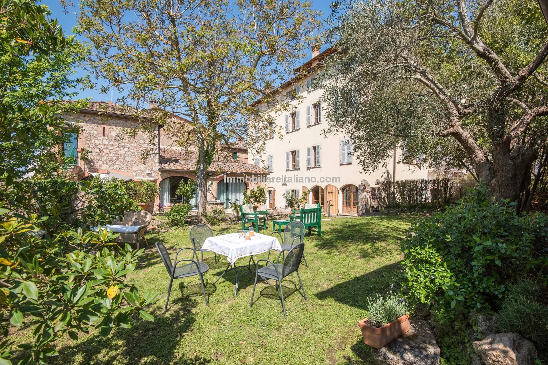 Ruime villa met 12 slaapkamers, tuin en terras in de buurt van Siena - Image 3