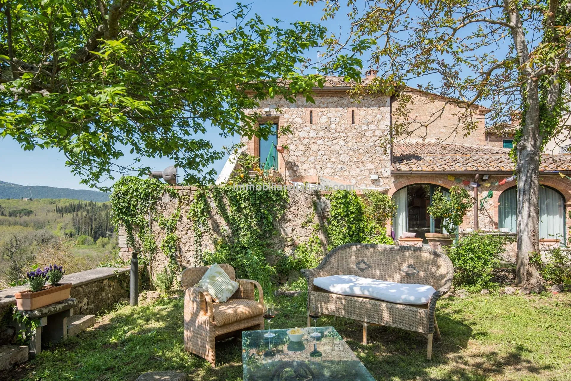 Ruime villa met 12 slaapkamers, tuin en terras in de buurt van Siena - Image 4