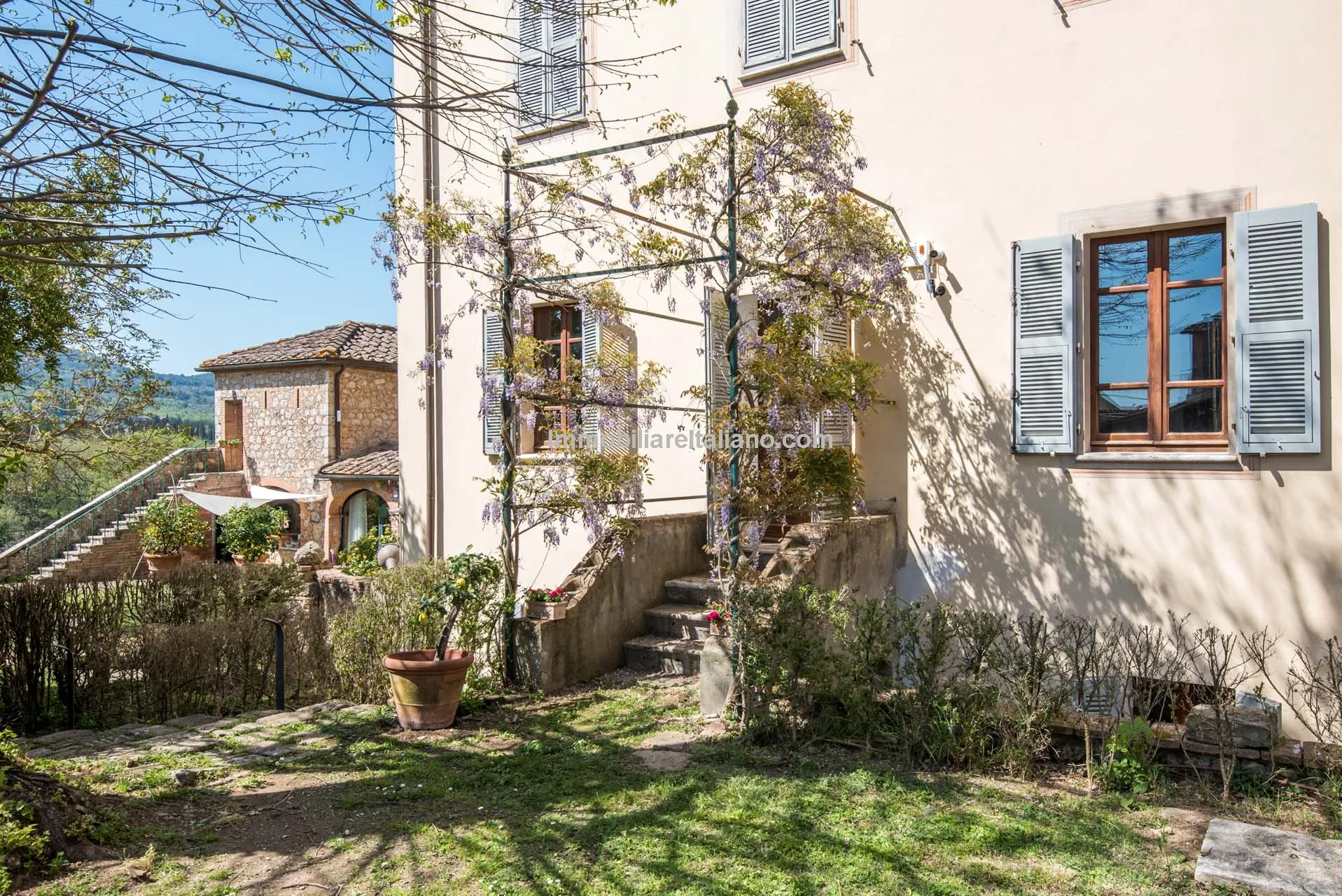 Ruime villa met 12 slaapkamers, tuin en terras in de buurt van Siena - Bekijk afbeelding 13 van 73