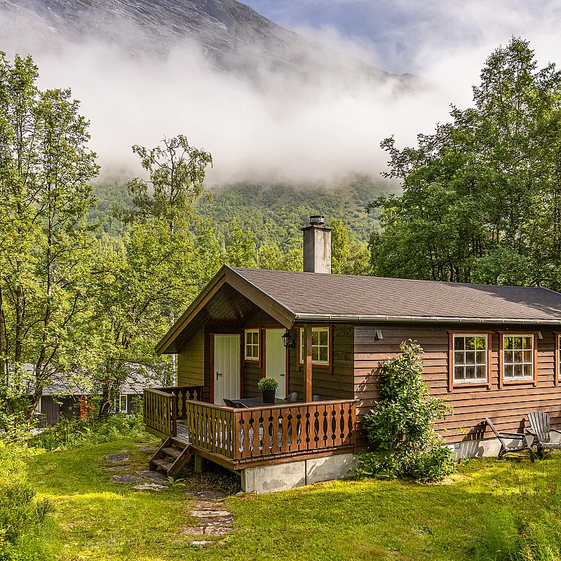 Norwegische Hütte aus den 1970er Jahren mit Terrasse im malerischen Valldal