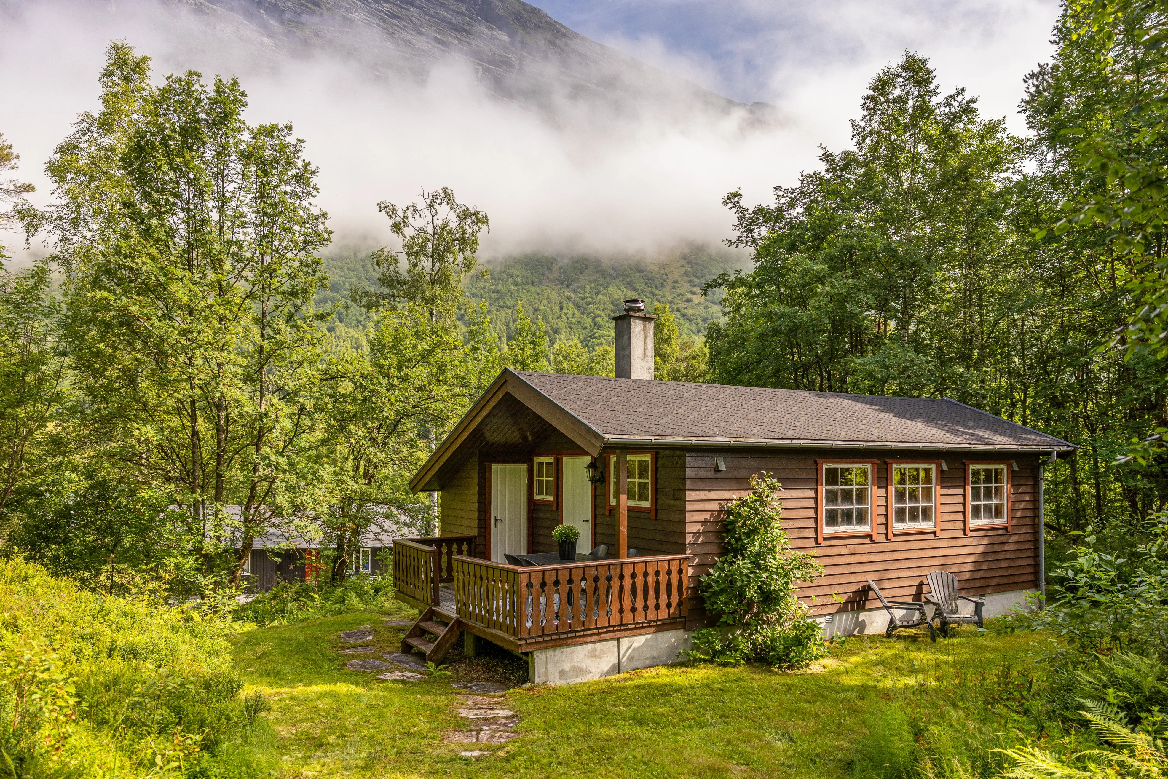 Norwegische Hütte aus den 1970er Jahren mit Terrasse im malerischen Valldal - Image 1