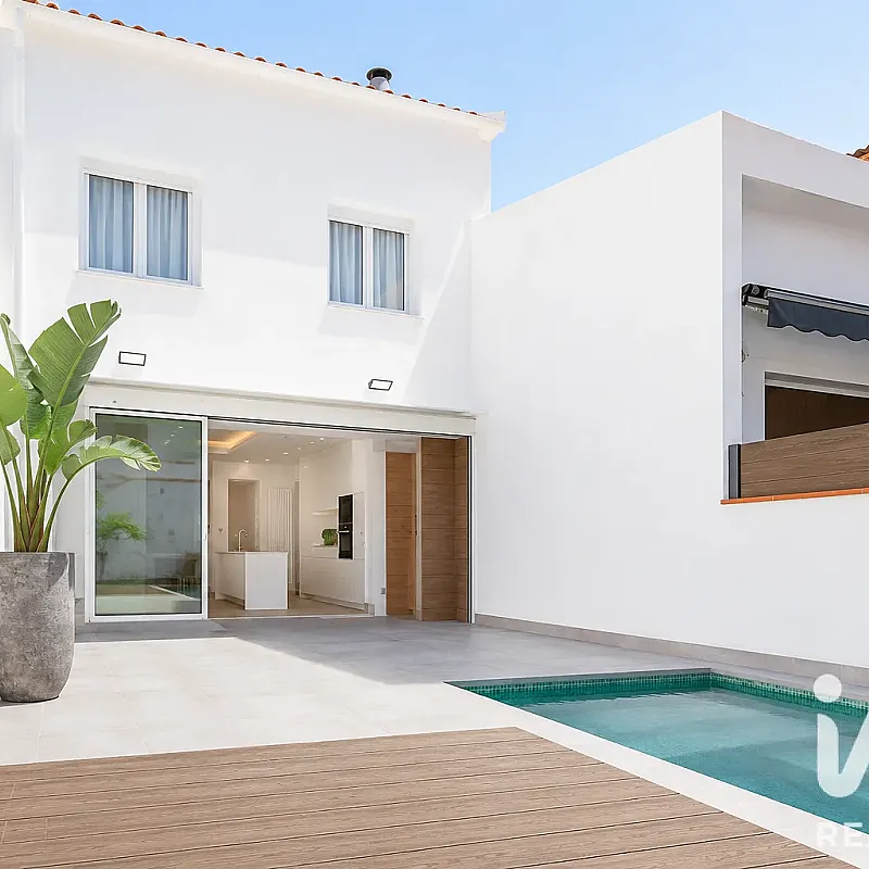 Modern 4-Bedroom House with Pool and Terrace in Sabadell