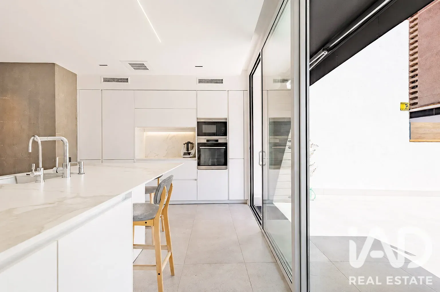 Modern 4-Bedroom House with Pool and Terrace in Sabadell - View image 9 of 39