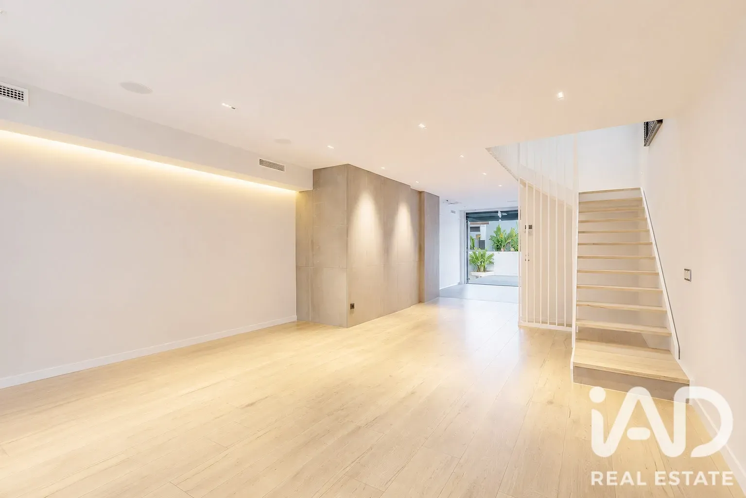 Modern 4-Bedroom House with Pool and Terrace in Sabadell - View image 12 of 39