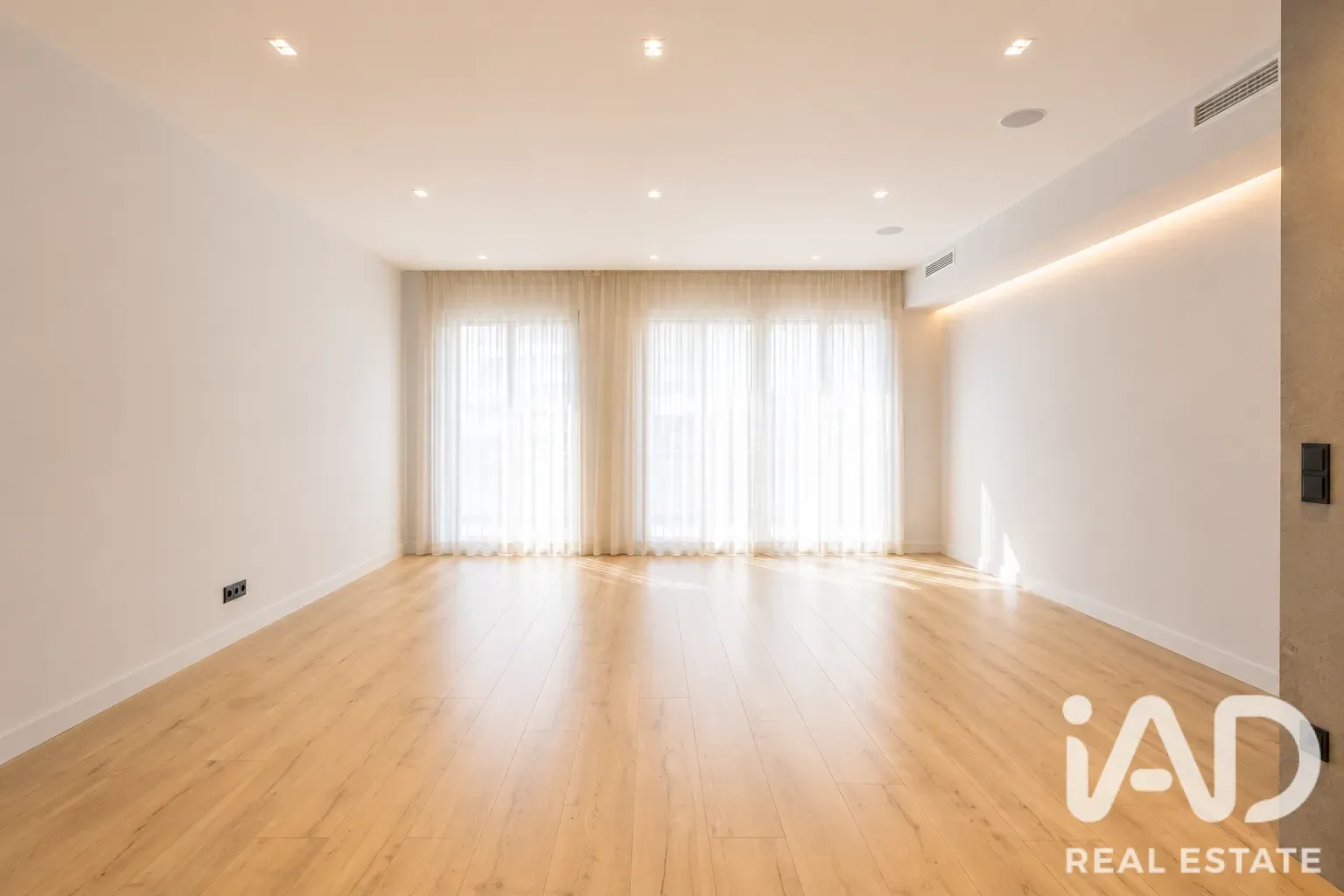 Modern 4-Bedroom House with Pool and Terrace in Sabadell - View image 13 of 39