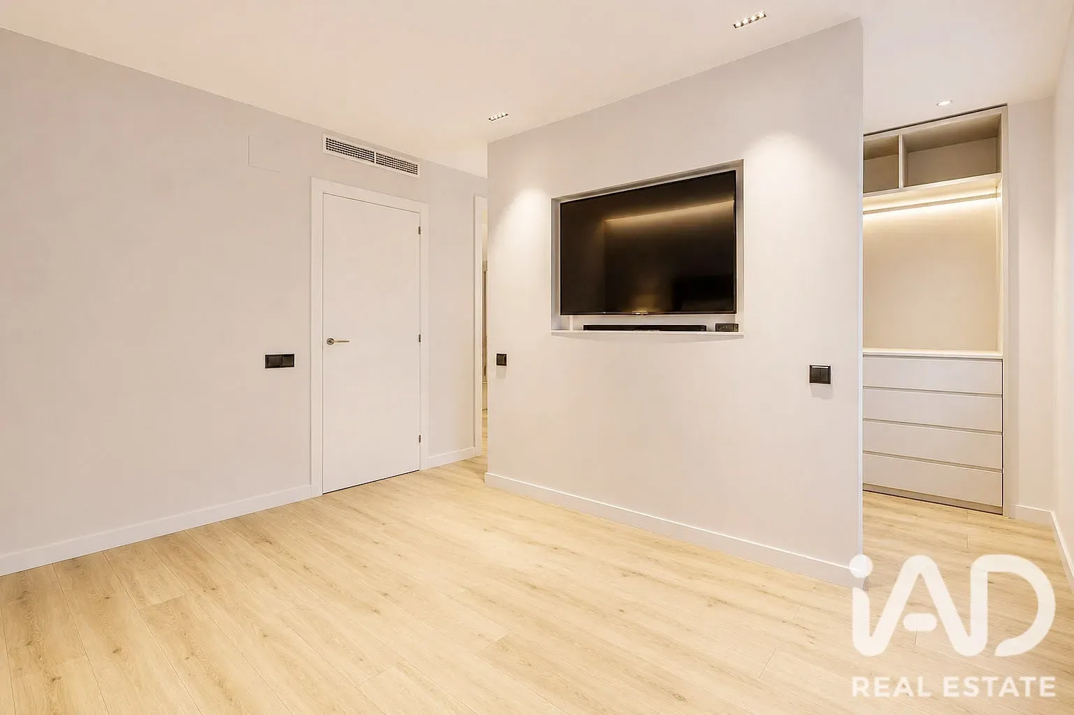 Modern 4-Bedroom House with Pool and Terrace in Sabadell - View image 22 of 39