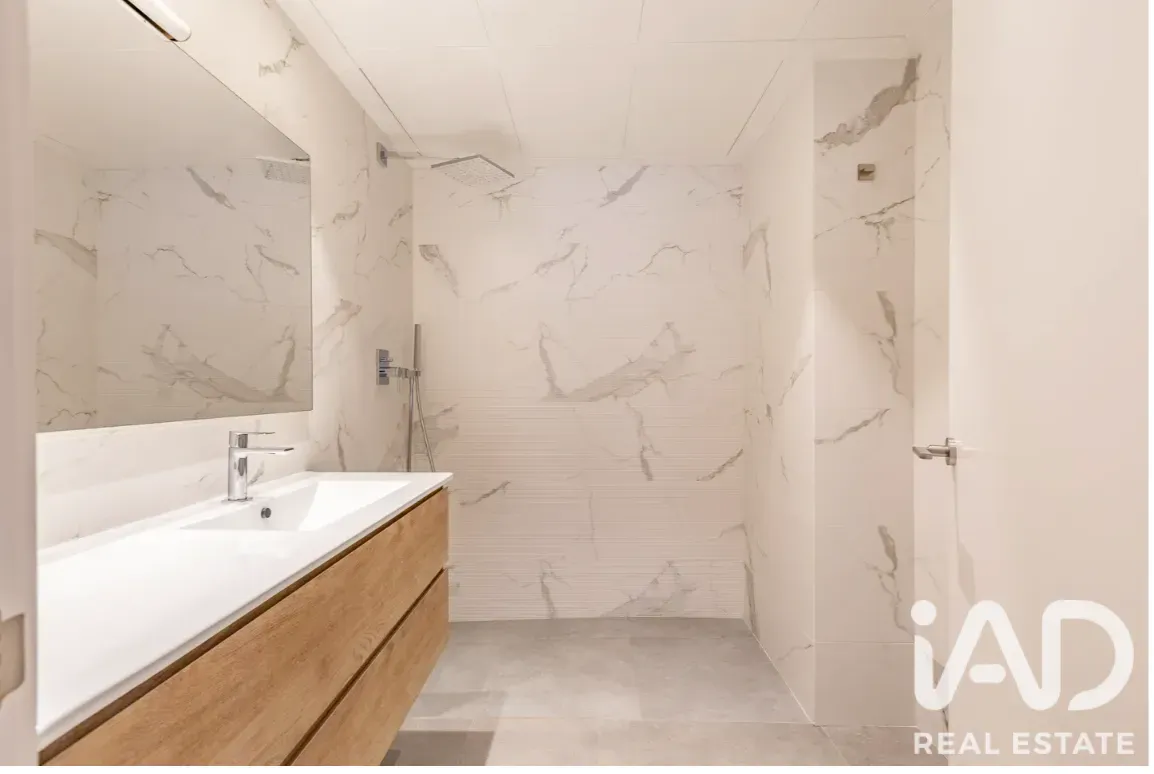 Modern 4-Bedroom House with Pool and Terrace in Sabadell - View image 23 of 39