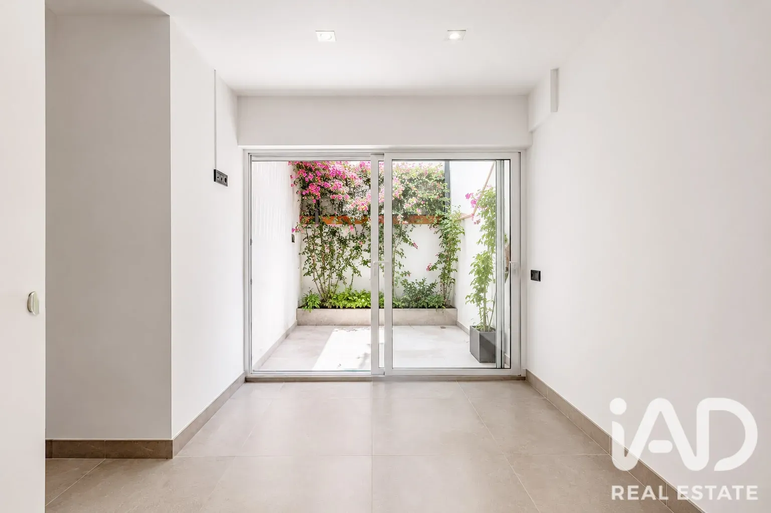 Modern 4-Bedroom House with Pool and Terrace in Sabadell - View image 30 of 39