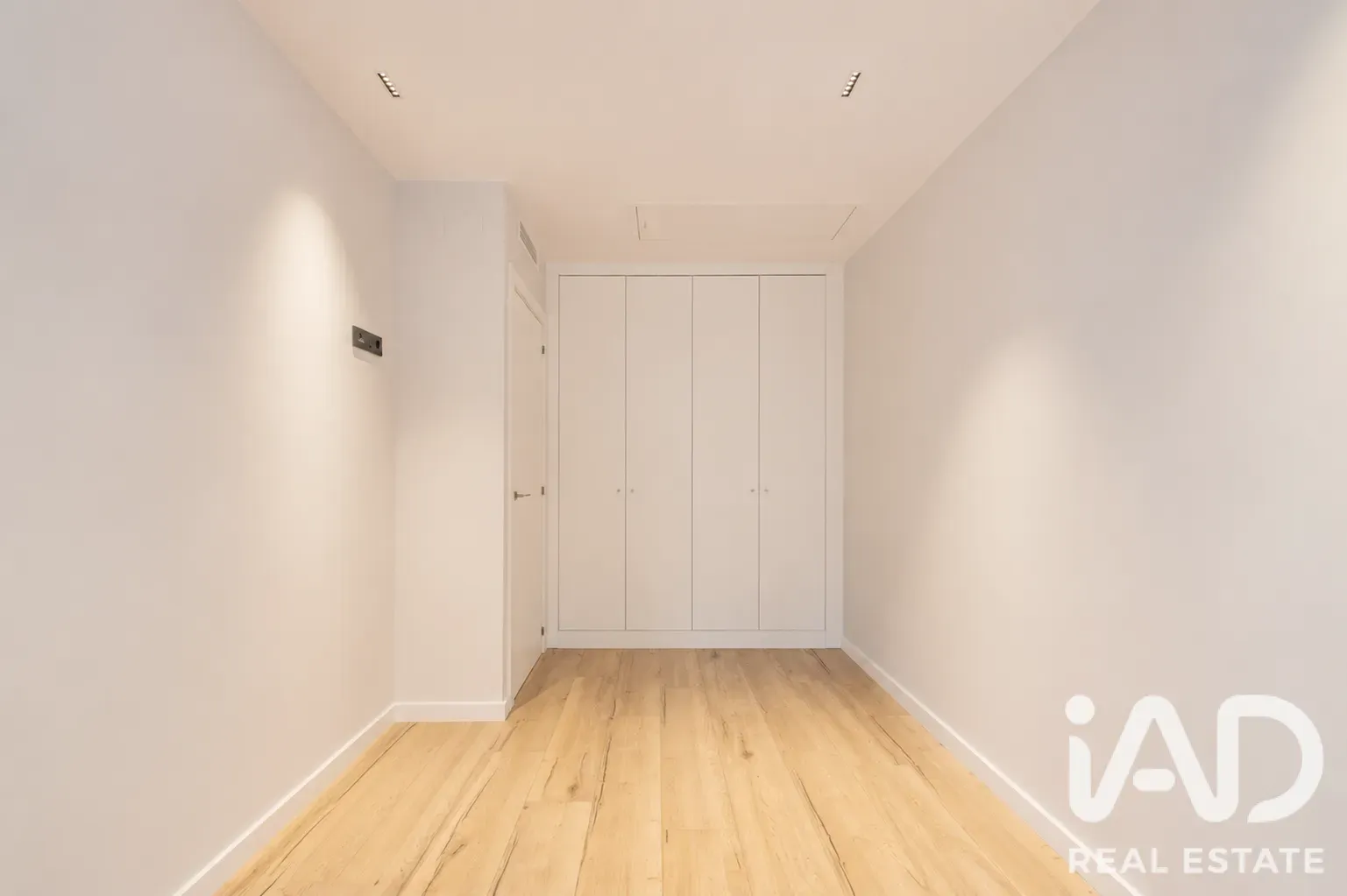 Modern 4-Bedroom House with Pool and Terrace in Sabadell - View image 32 of 39