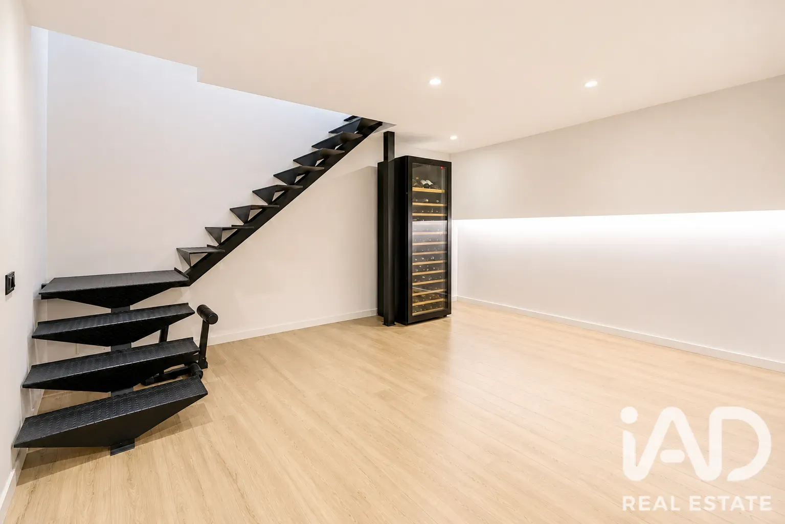 Modern 4-Bedroom House with Pool and Terrace in Sabadell - View image 33 of 39