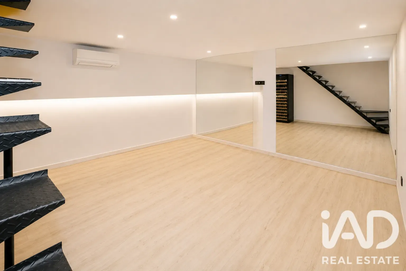 Modern 4-Bedroom House with Pool and Terrace in Sabadell - View image 34 of 39