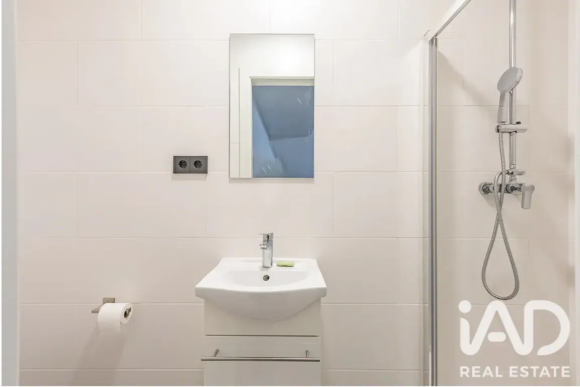 Modern 4-Bedroom House with Pool and Terrace in Sabadell - View image 37 of 39