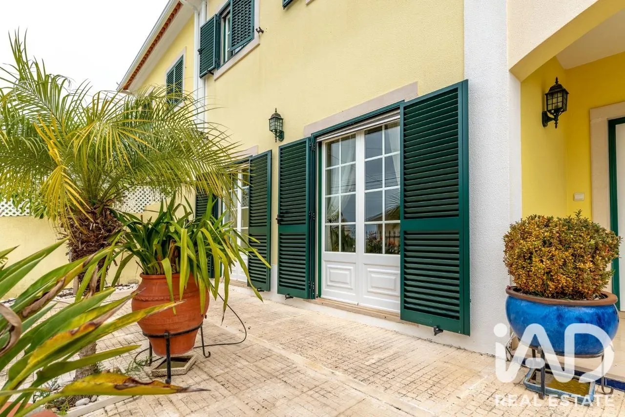 Modernt hus med 4 sovrum, trädgård och havsutsikt i kuststaden Ericeira - Visa bild 6 av 33